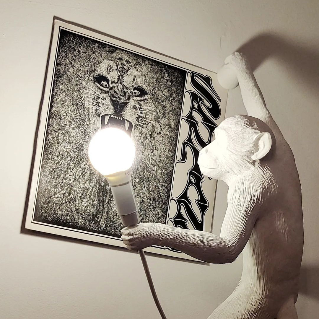 Lámpara de Pared de Mono en Resina y Metal – Estilo Clásico, Color Negro, Dorado y Blanco 4