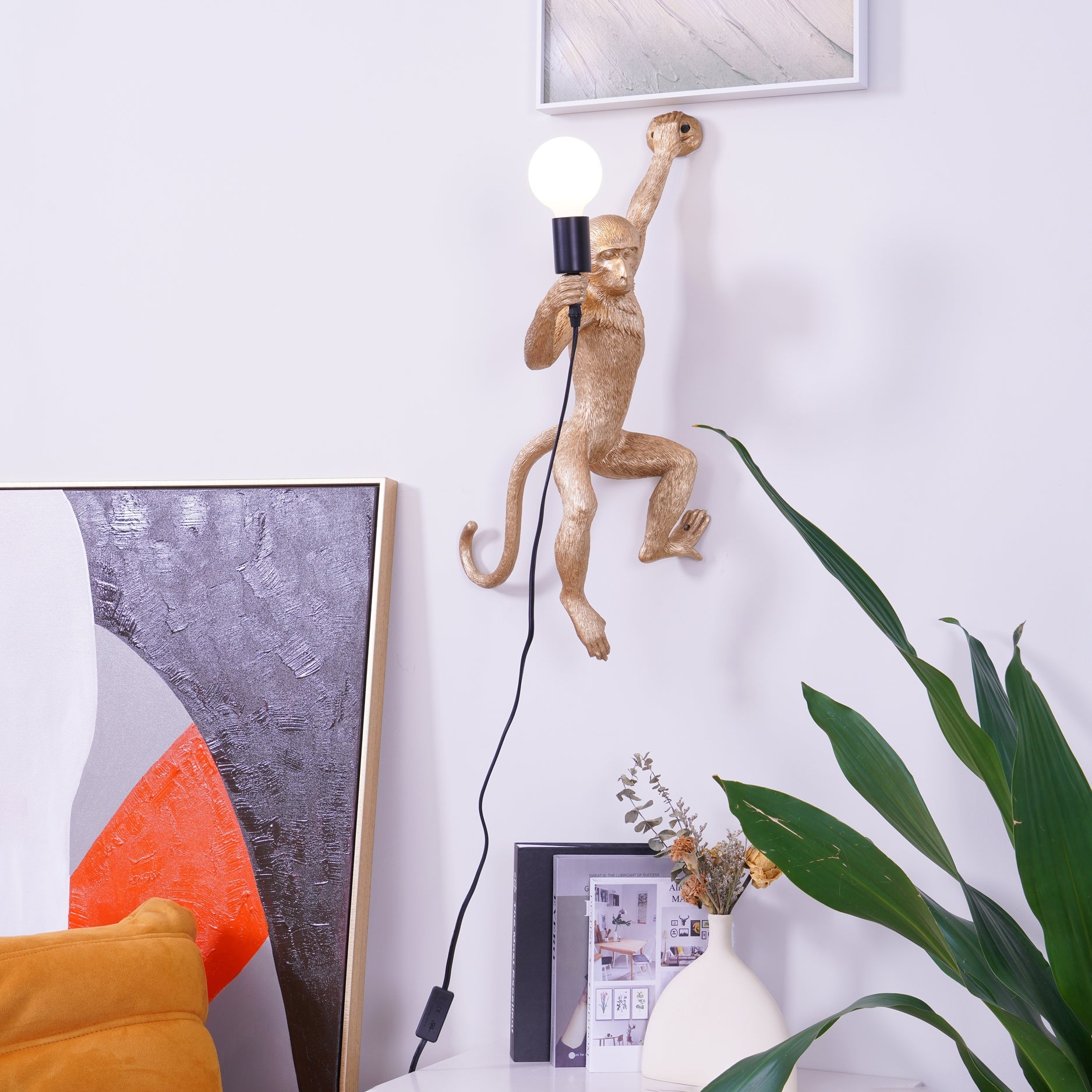 Lámpara de Pared de Mono en Resina y Metal – Estilo Clásico, Color Negro, Dorado y Blanco 5