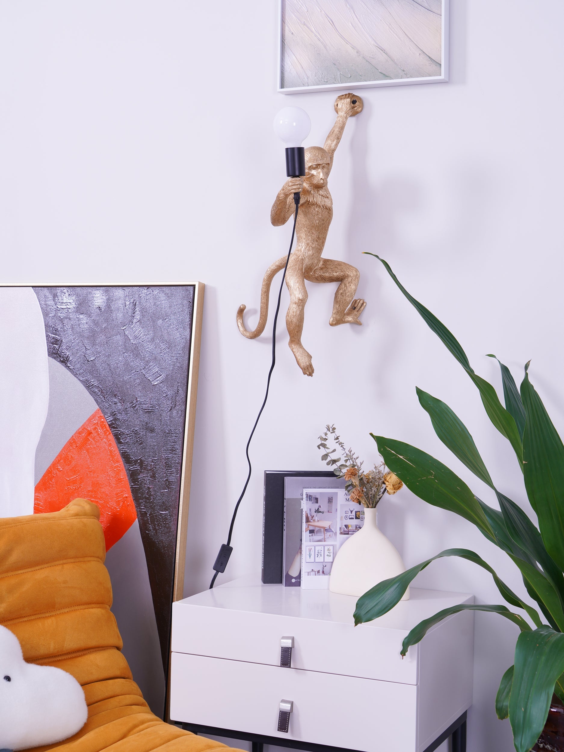Lámpara de Pared de Mono en Resina y Metal – Estilo Clásico, Color Negro, Dorado y Blanco 7