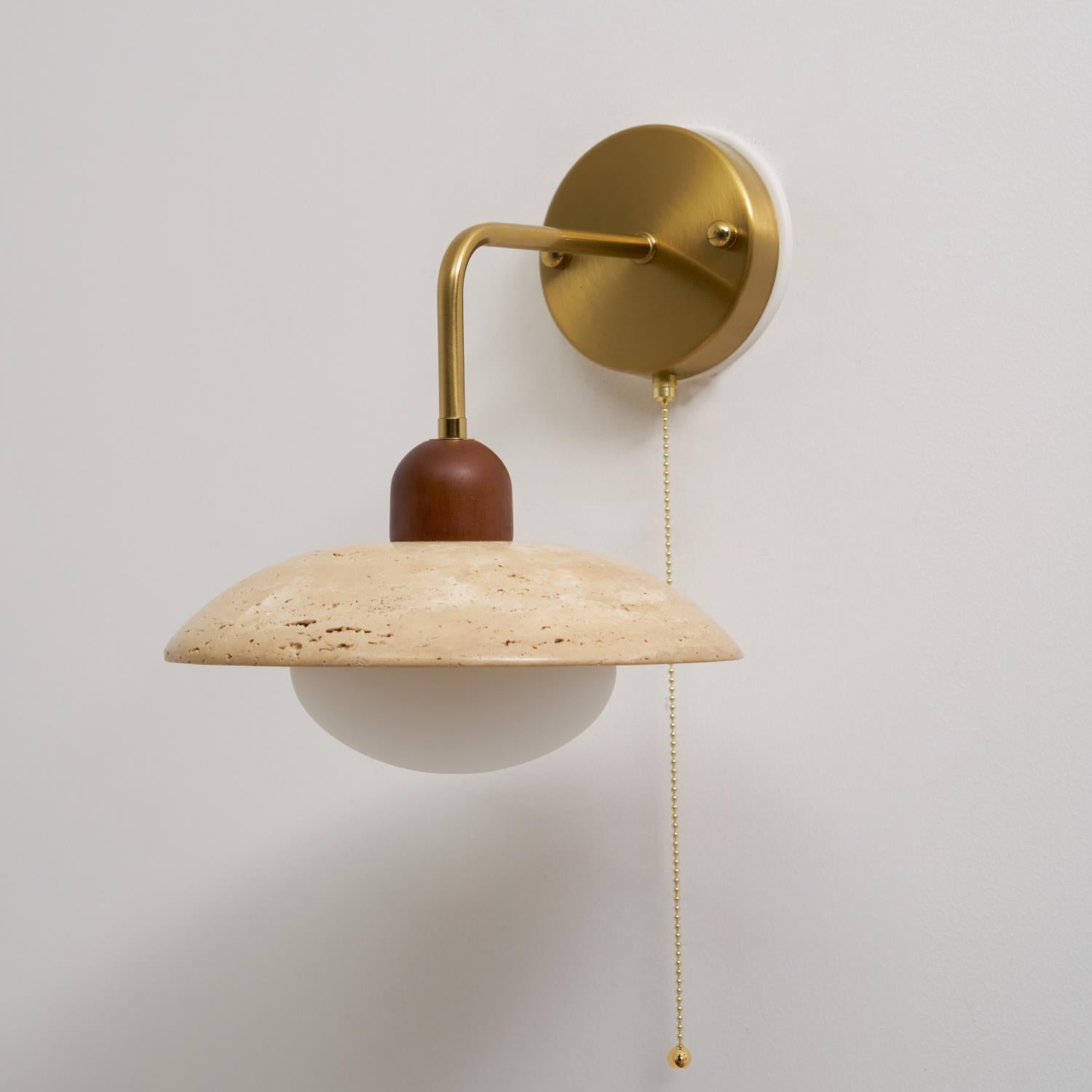 Lámpara de Pared de Travertino Amarillo con Brazo de Latón y Base de Madera 3