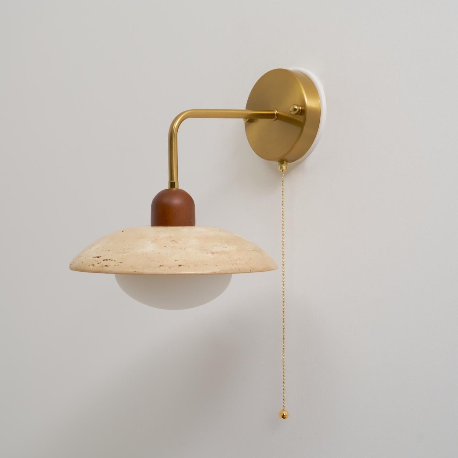 Lámpara de Pared de Travertino Amarillo con Brazo de Latón y Base de Madera 4