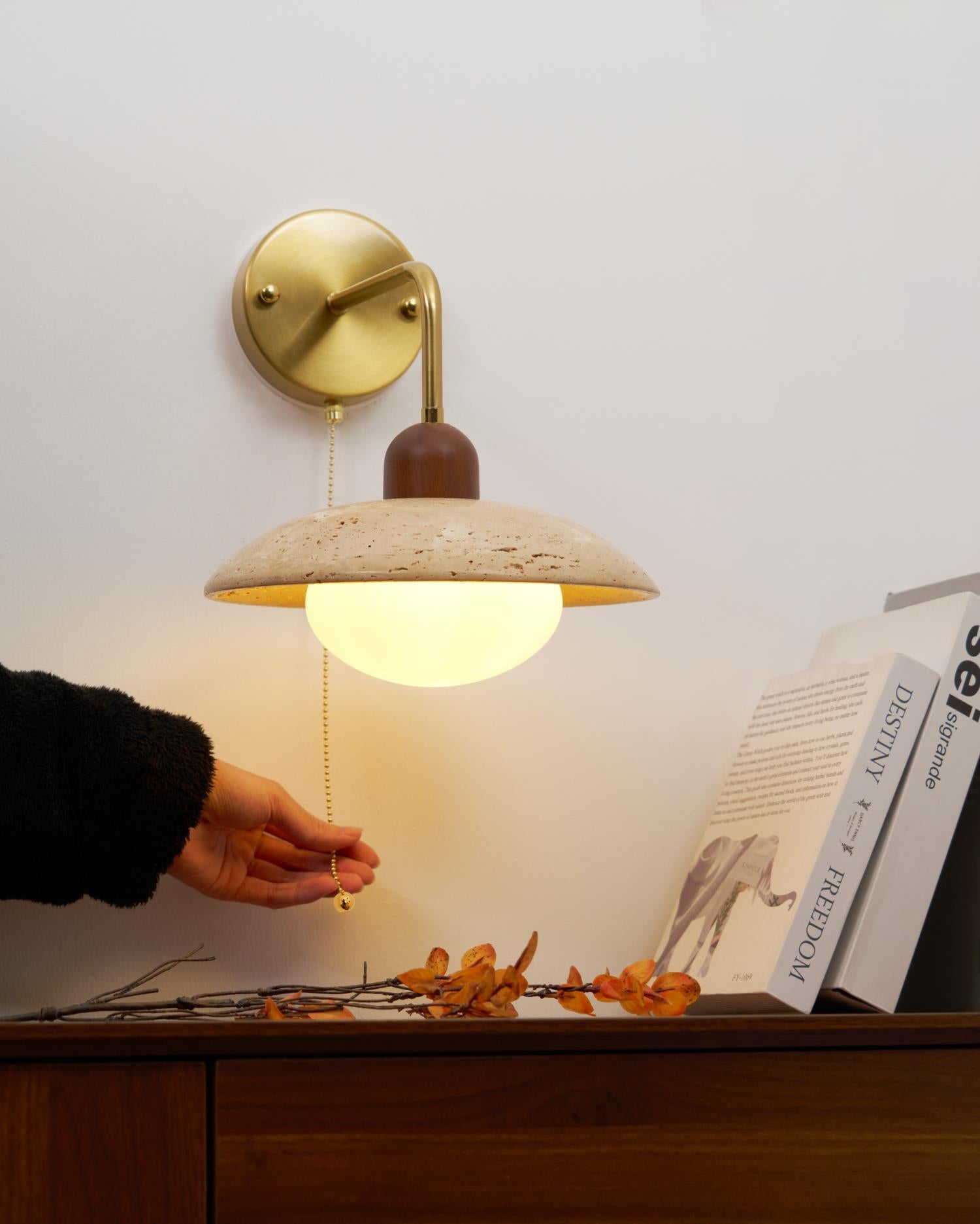 Lámpara de Pared de Travertino Amarillo con Brazo de Latón y Base de Madera 8