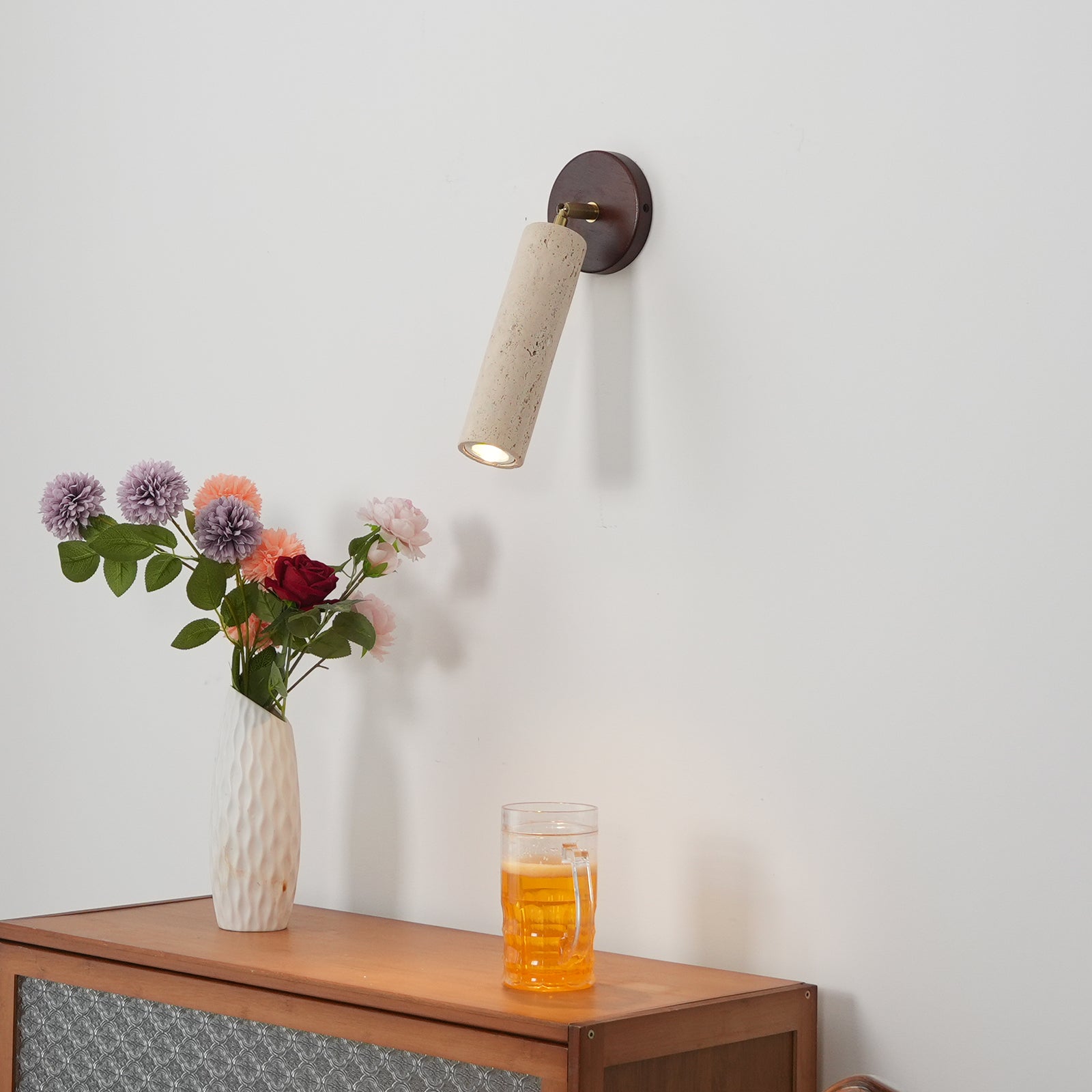 Lámpara de Pared de Travertino Mireille con Base de Madera y Metal Dorado 2