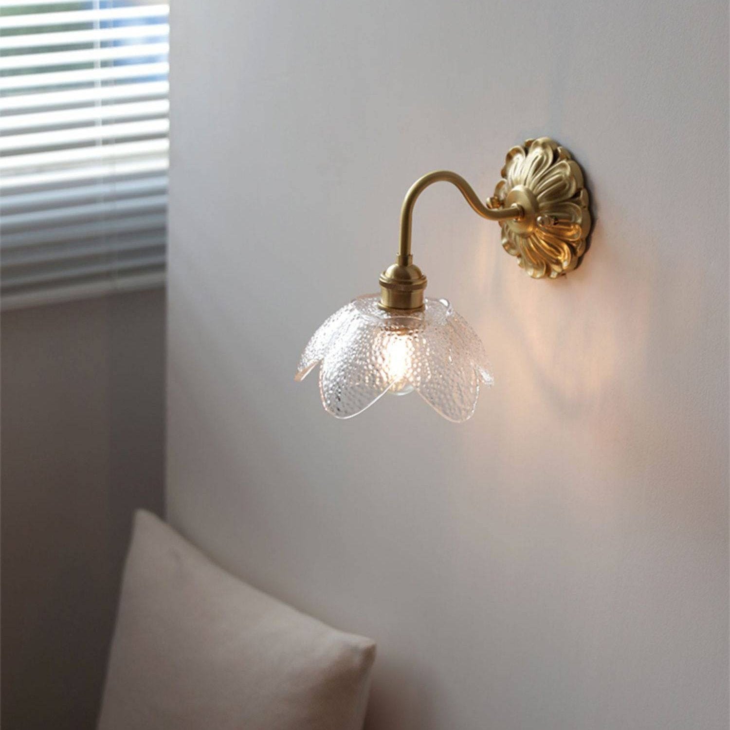 Lámpara de Pared de Vidrio Curvo con Brazo Flexible de Latón 1