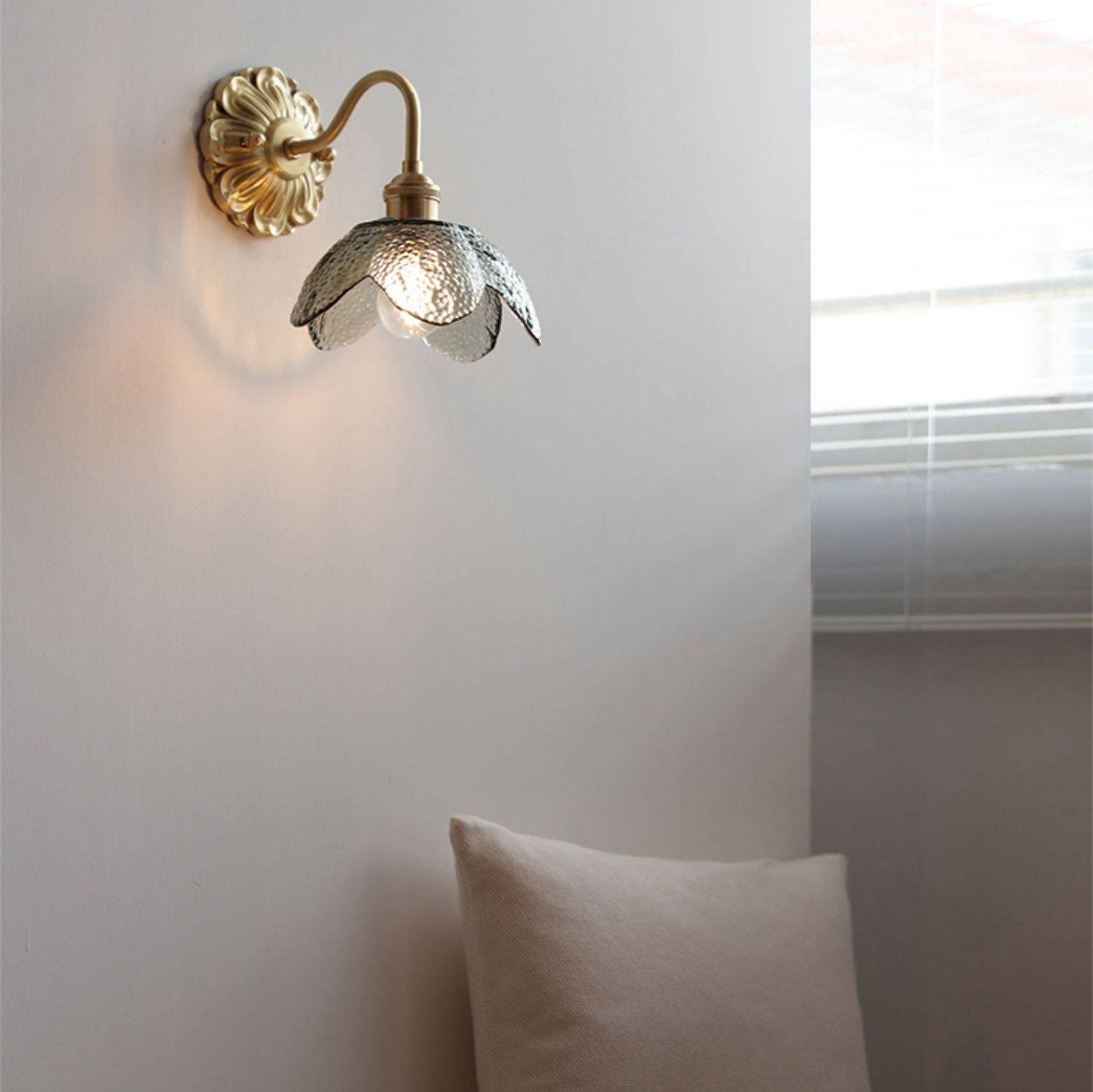 Lámpara de Pared de Vidrio Curvo con Brazo Flexible de Latón 2