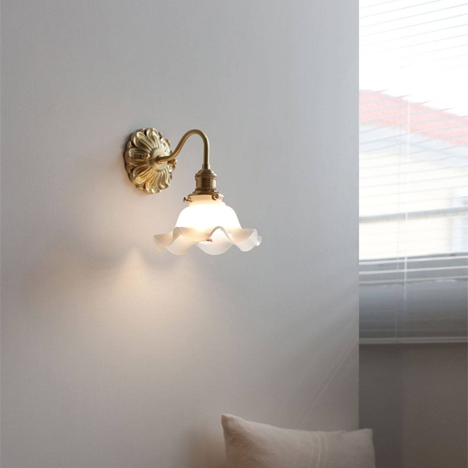 Lámpara de Pared de Vidrio Curvo con Brazo Flexible de Latón 3