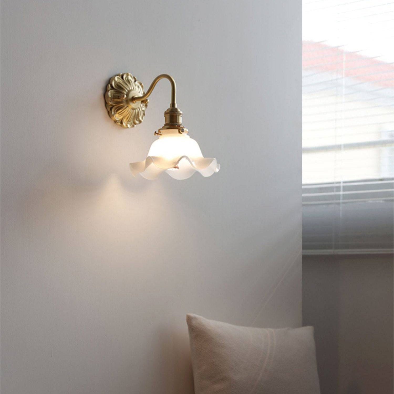 Lámpara de Pared de Vidrio Curvo con Brazo Flexible de Latón 4