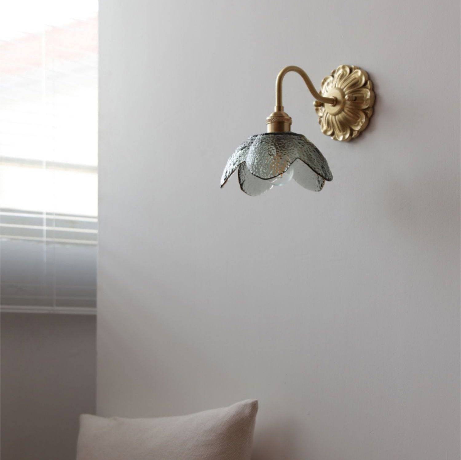 Lámpara de Pared de Vidrio Curvo con Brazo Flexible de Latón 5