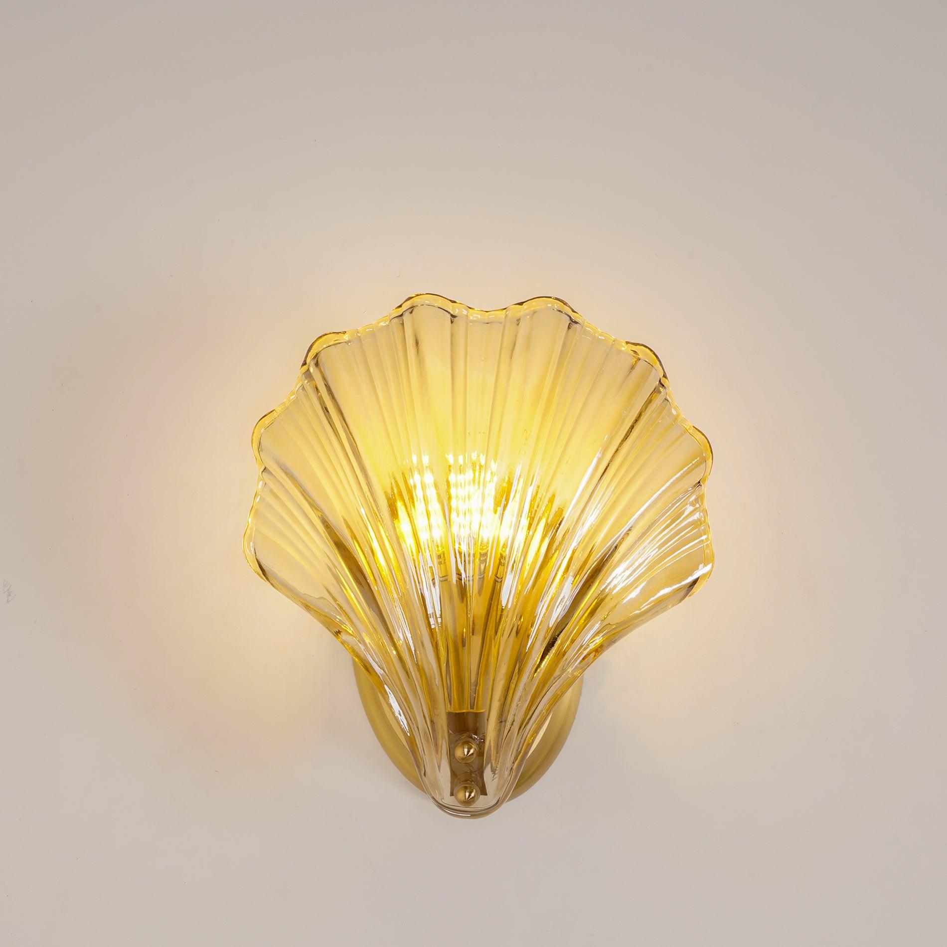 Lámpara de Pared en Forma de Concha de Bronce y Vidrio – Iluminación Náutica Elegante 3