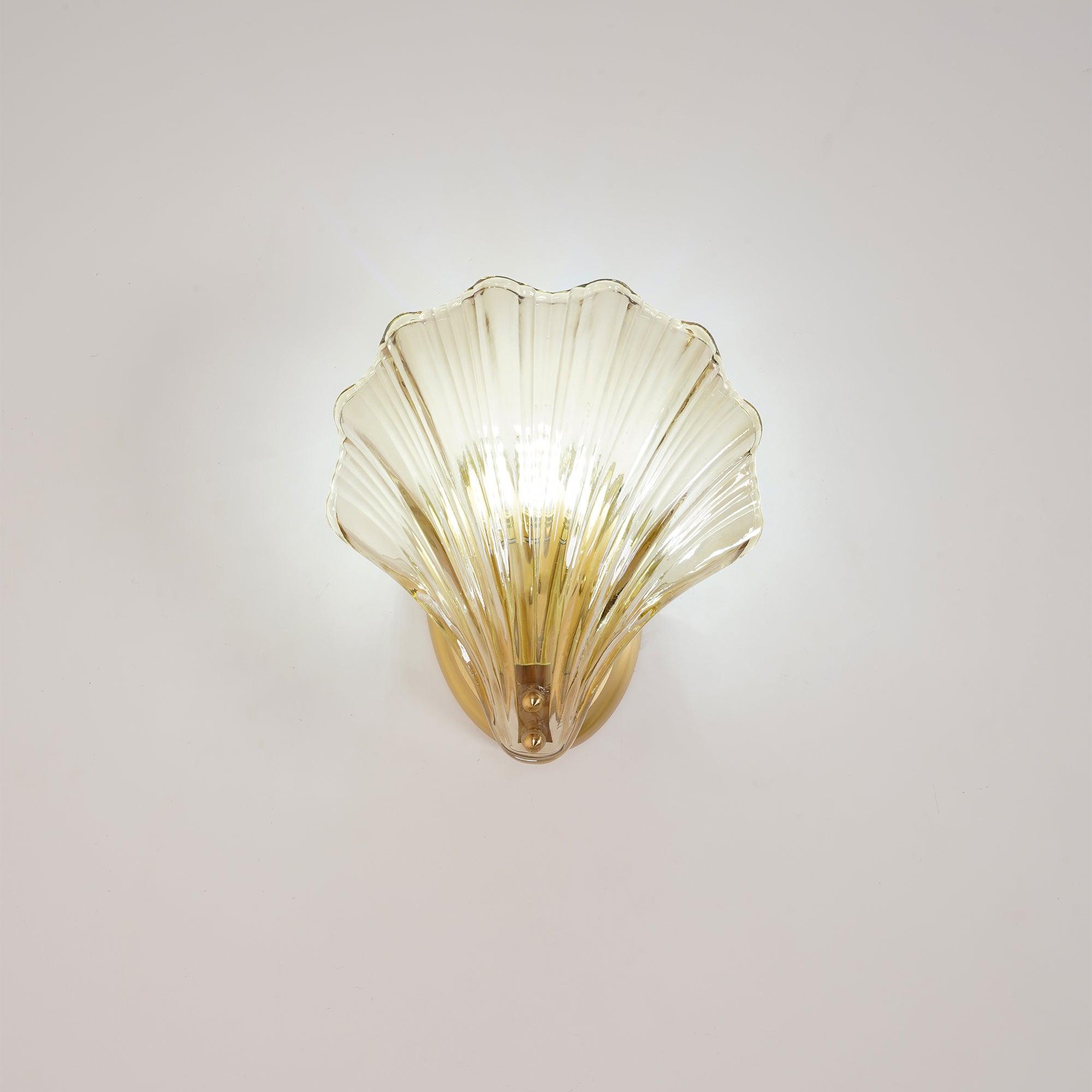Lámpara de Pared en Forma de Concha de Bronce y Vidrio – Iluminación Náutica Elegante 4