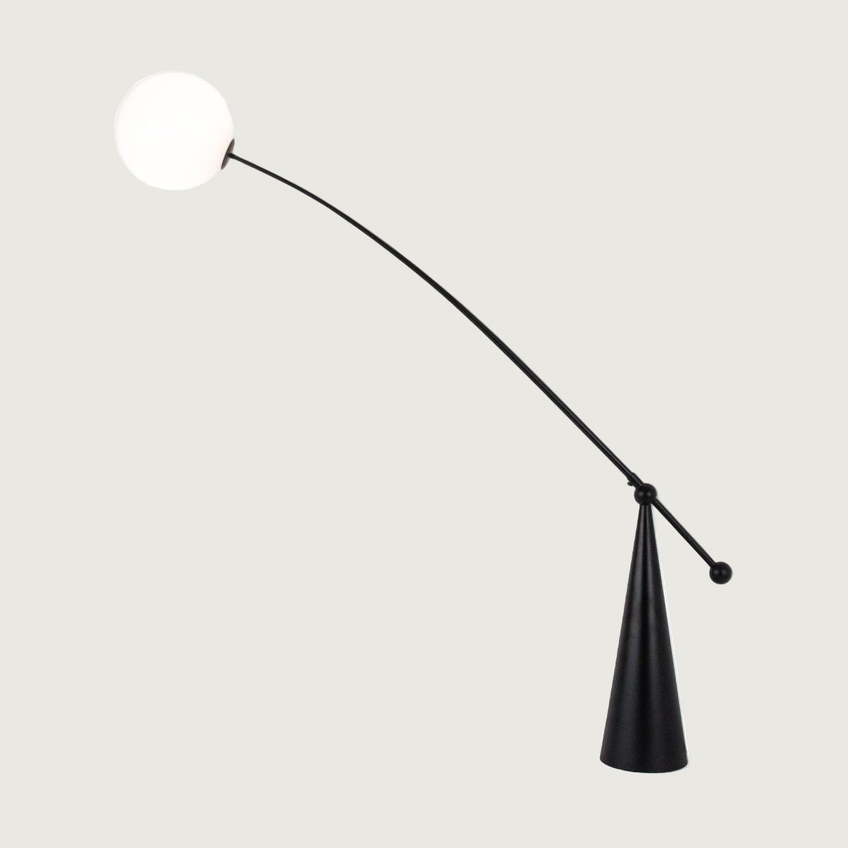 Lámpara de Pie Arco Opalina con Pantallas de Vidrio y Acabado Negro – Iluminación Interior 1