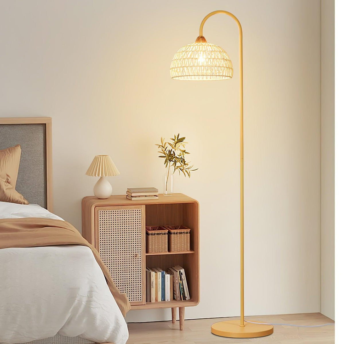 Savyn - Lámpara de Pie de Ratán Beige con Diseño Elegante y Moderno