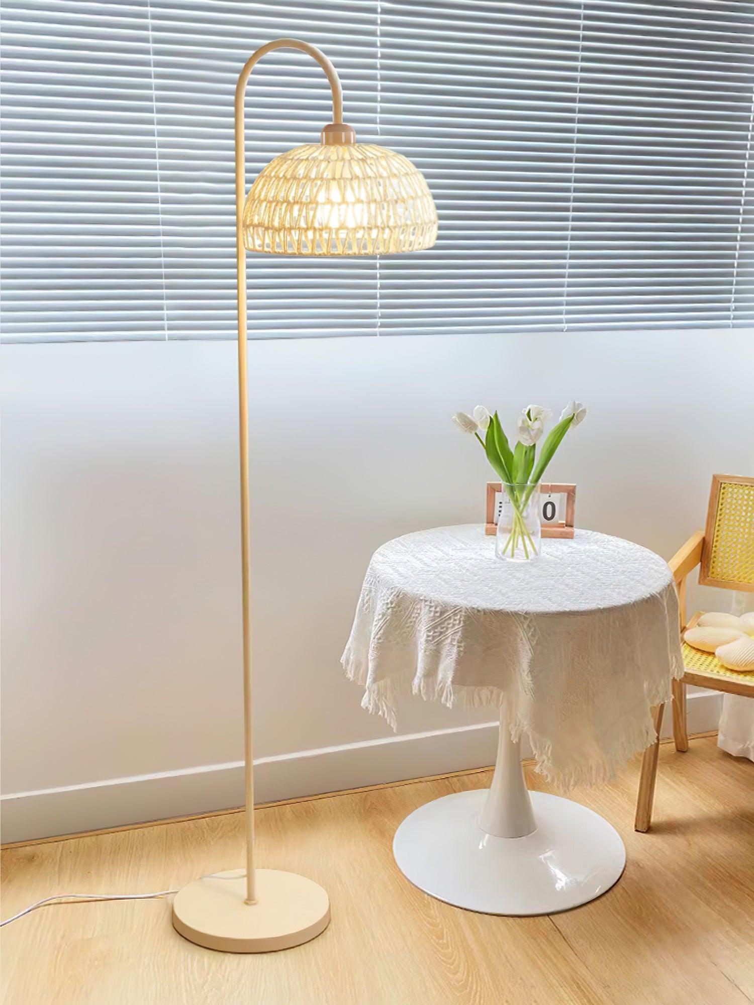 Lámpara de Pie Arco de Ratán Beige con Diseño Elegante y Moderno 4