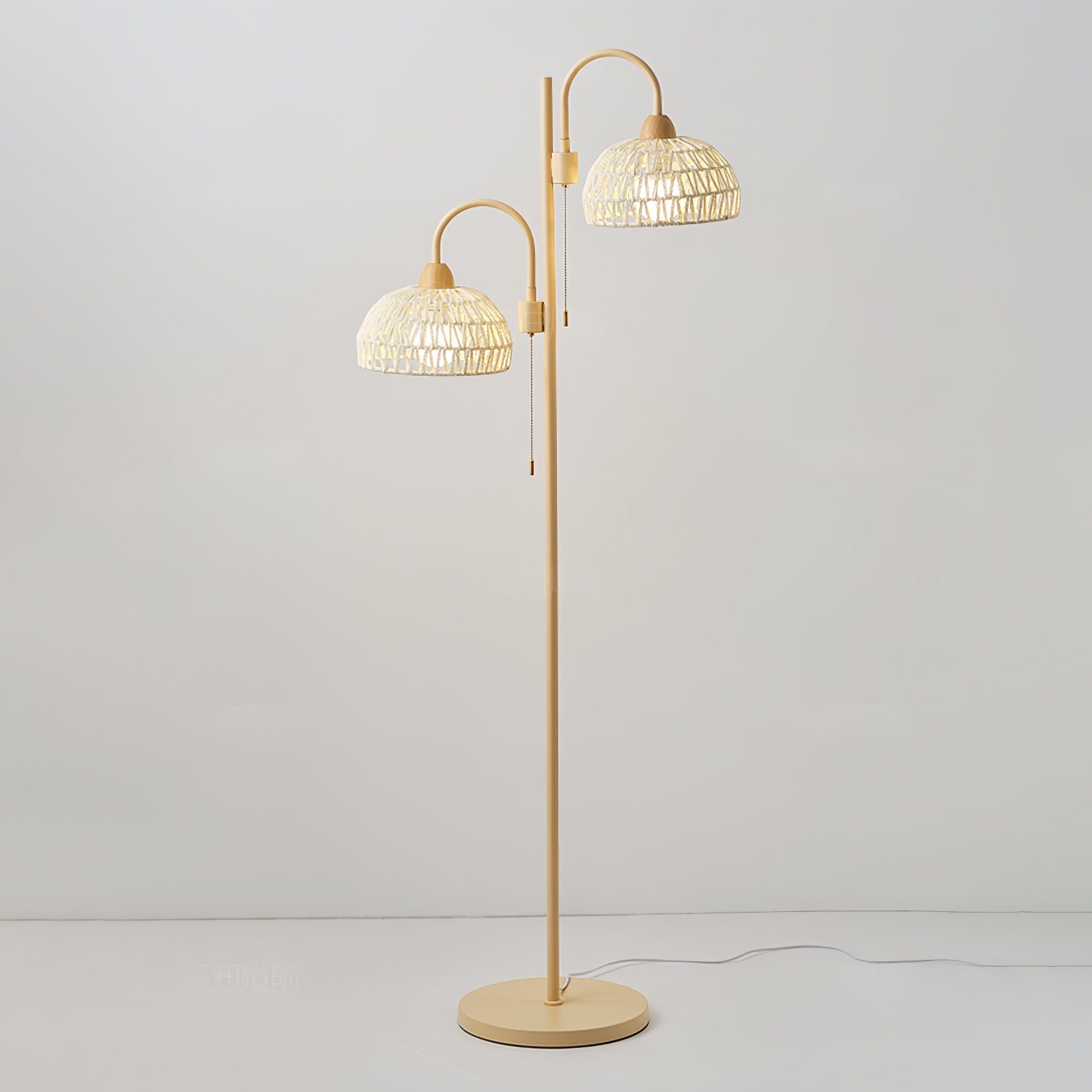 Lámpara de Pie Arco de Ratán Beige con Diseño Elegante y Moderno 9