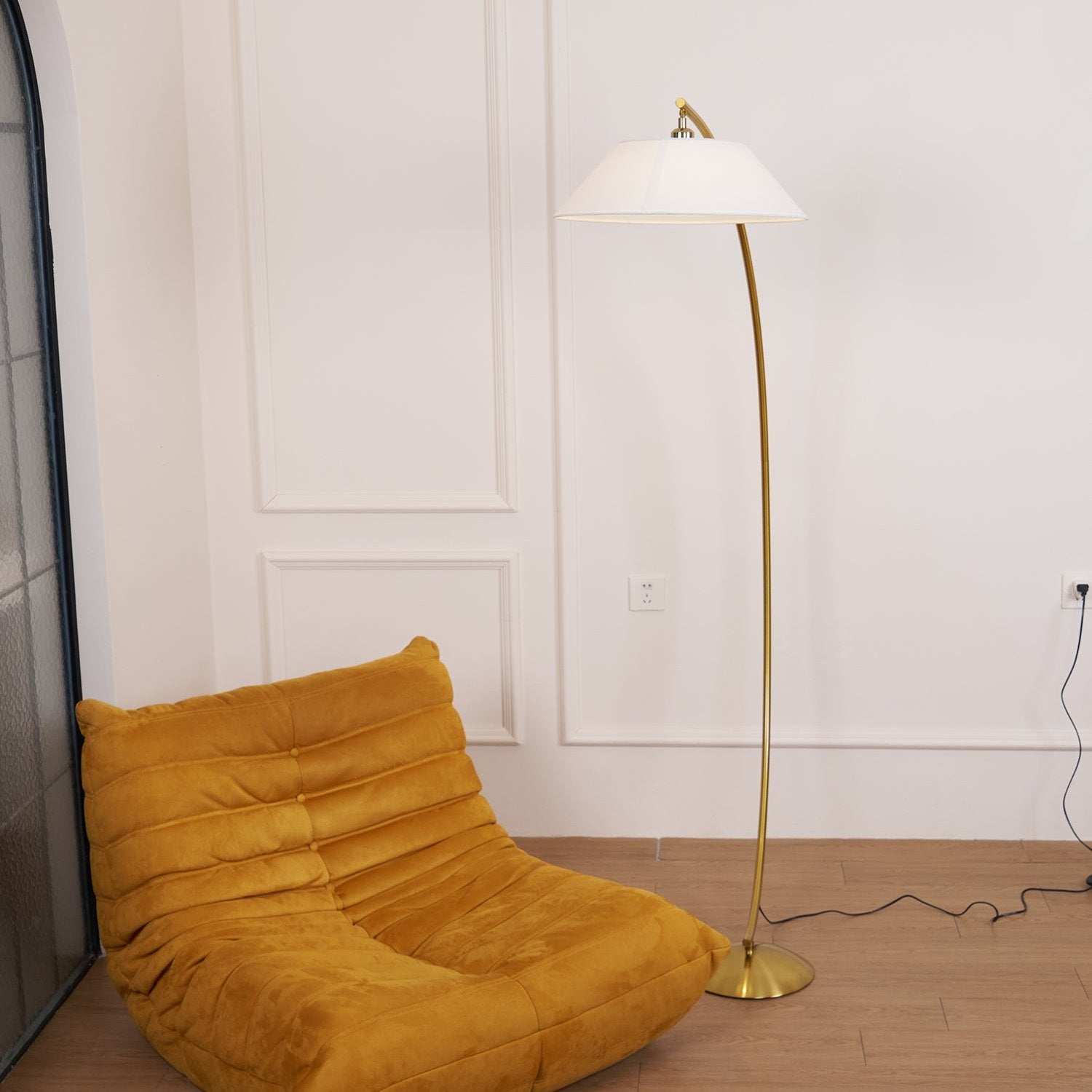 Lámpara de Pie Clásica con Pantalla de Lino Blanca y Acabado Dorado – Ideal para Interiores Modernos y Tradicionales 4