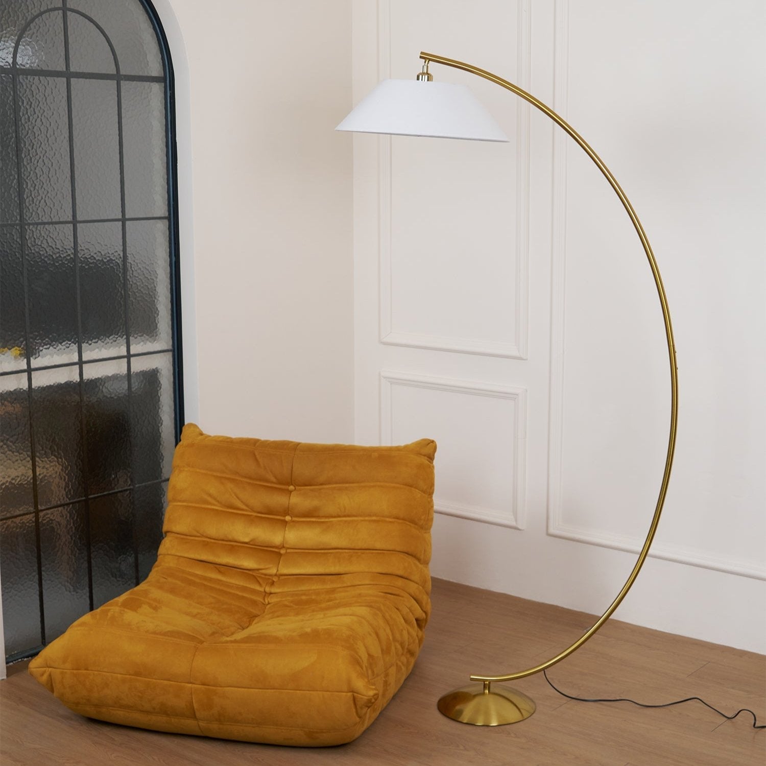 Lámpara de Pie Clásica con Pantalla de Lino Blanca y Acabado Dorado – Ideal para Interiores Modernos y Tradicionales 5