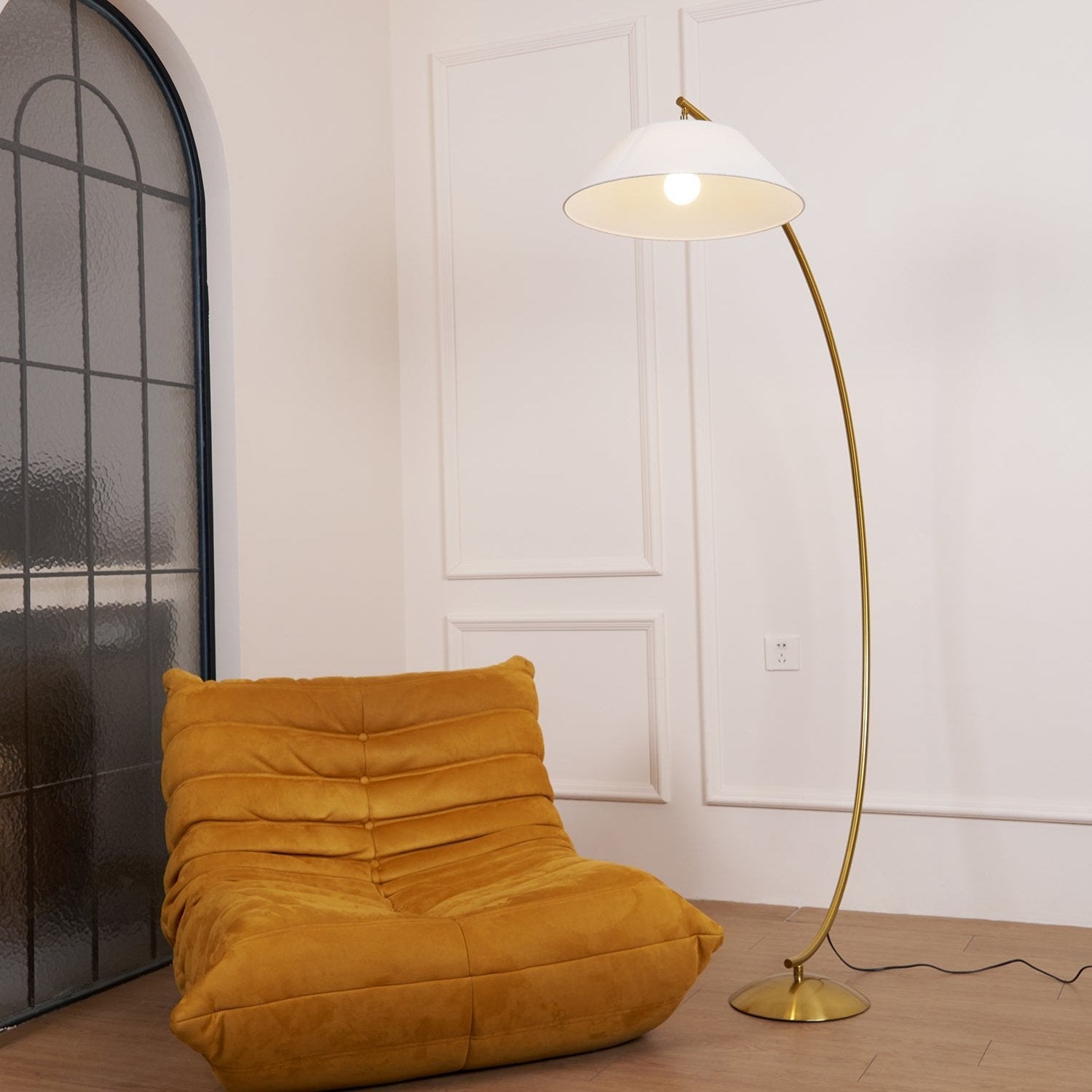 Lámpara de Pie Clásica con Pantalla de Lino Blanca y Acabado Dorado – Ideal para Interiores Modernos y Tradicionales 6