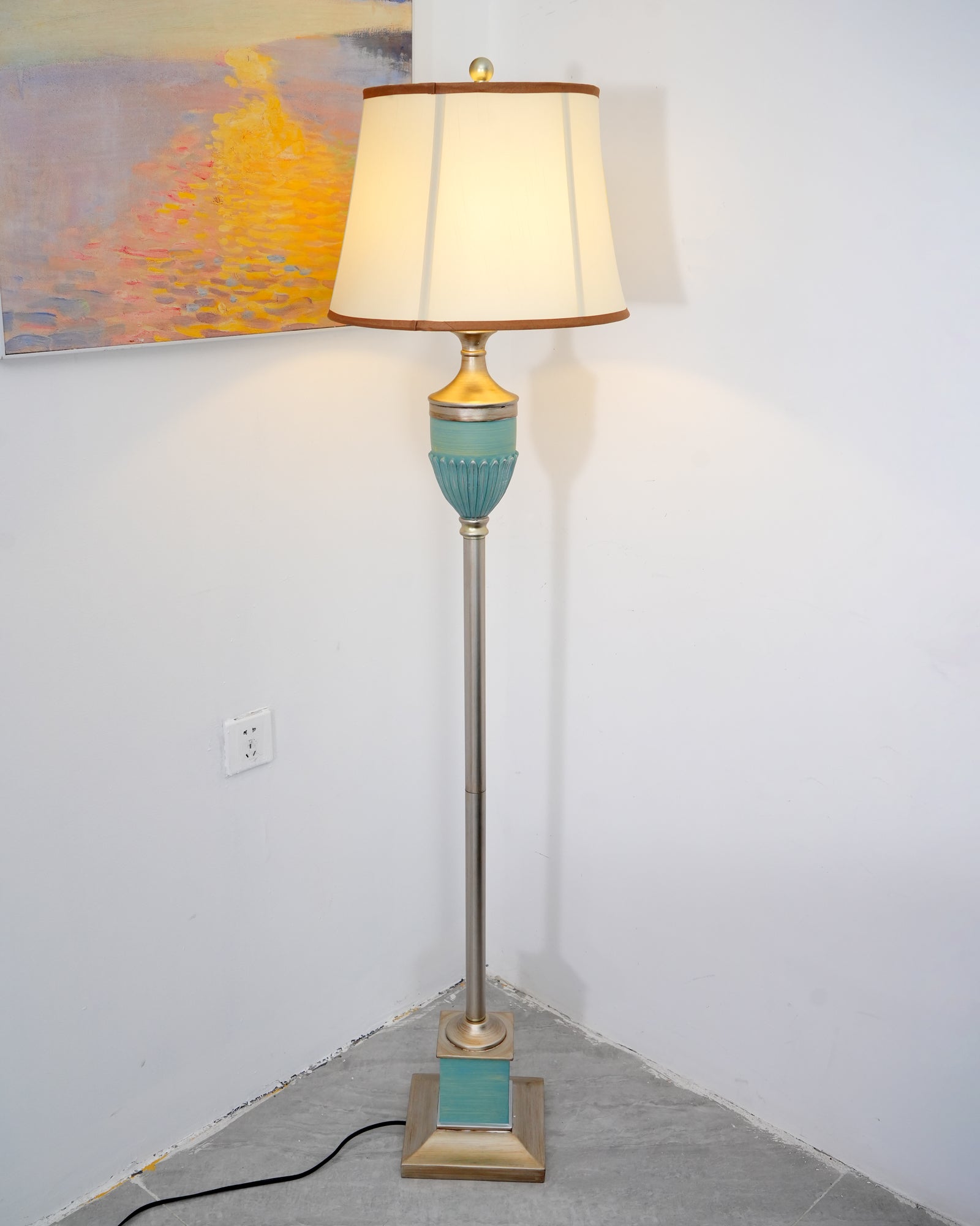 Lámpara de Pie Dorada Art Deco con Base de Resina y Pantalla de Tela para Salón - Ideal para Decoración Moderna 3