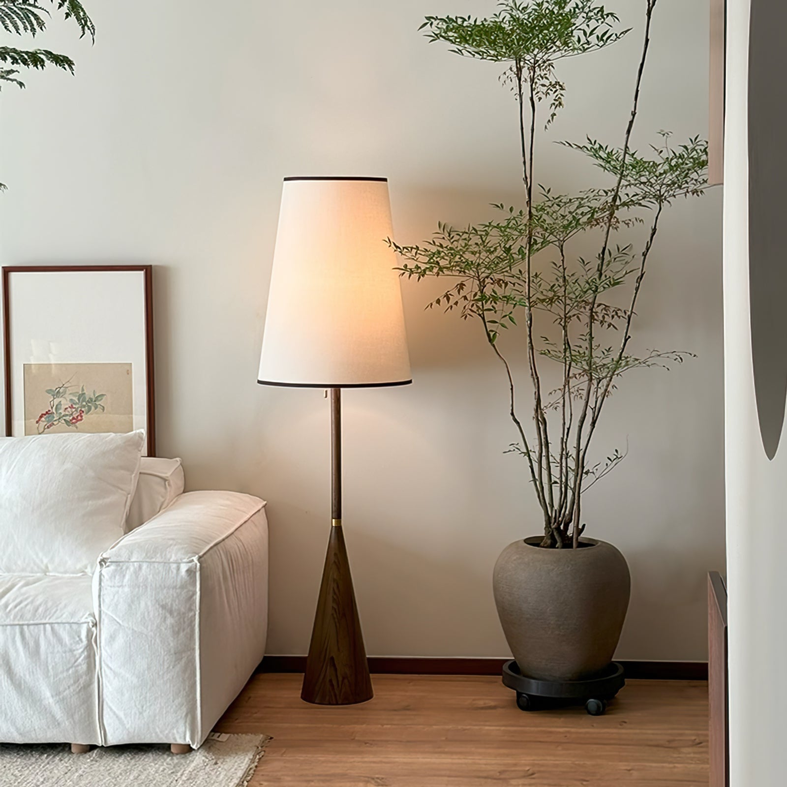 Lámpara de Pie Mezzo con Base de Madera y Pantalla de Tela – Iluminación Interior Elegante 2