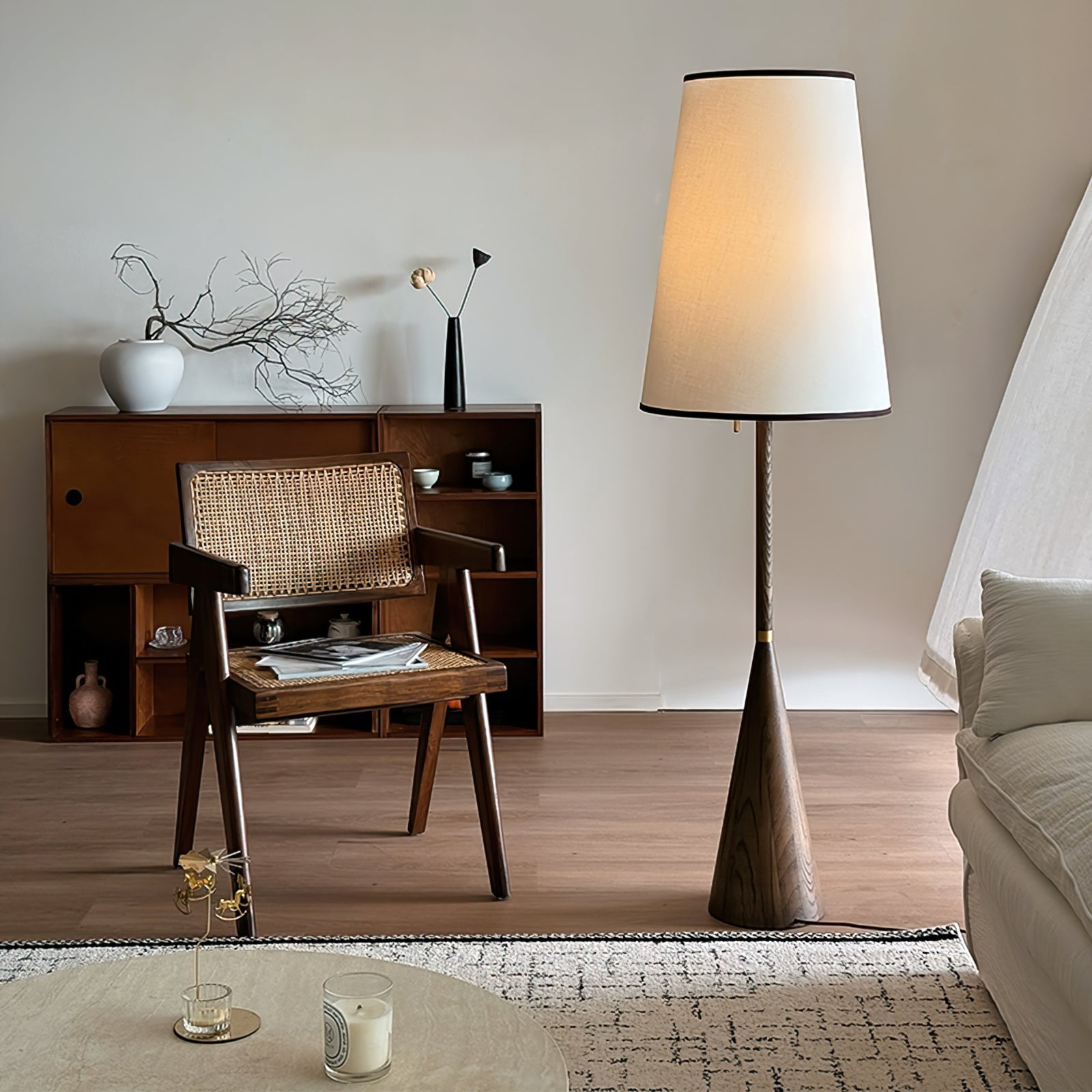 Lámpara de Pie Mezzo con Base de Madera y Pantalla de Tela – Iluminación Interior Elegante 3