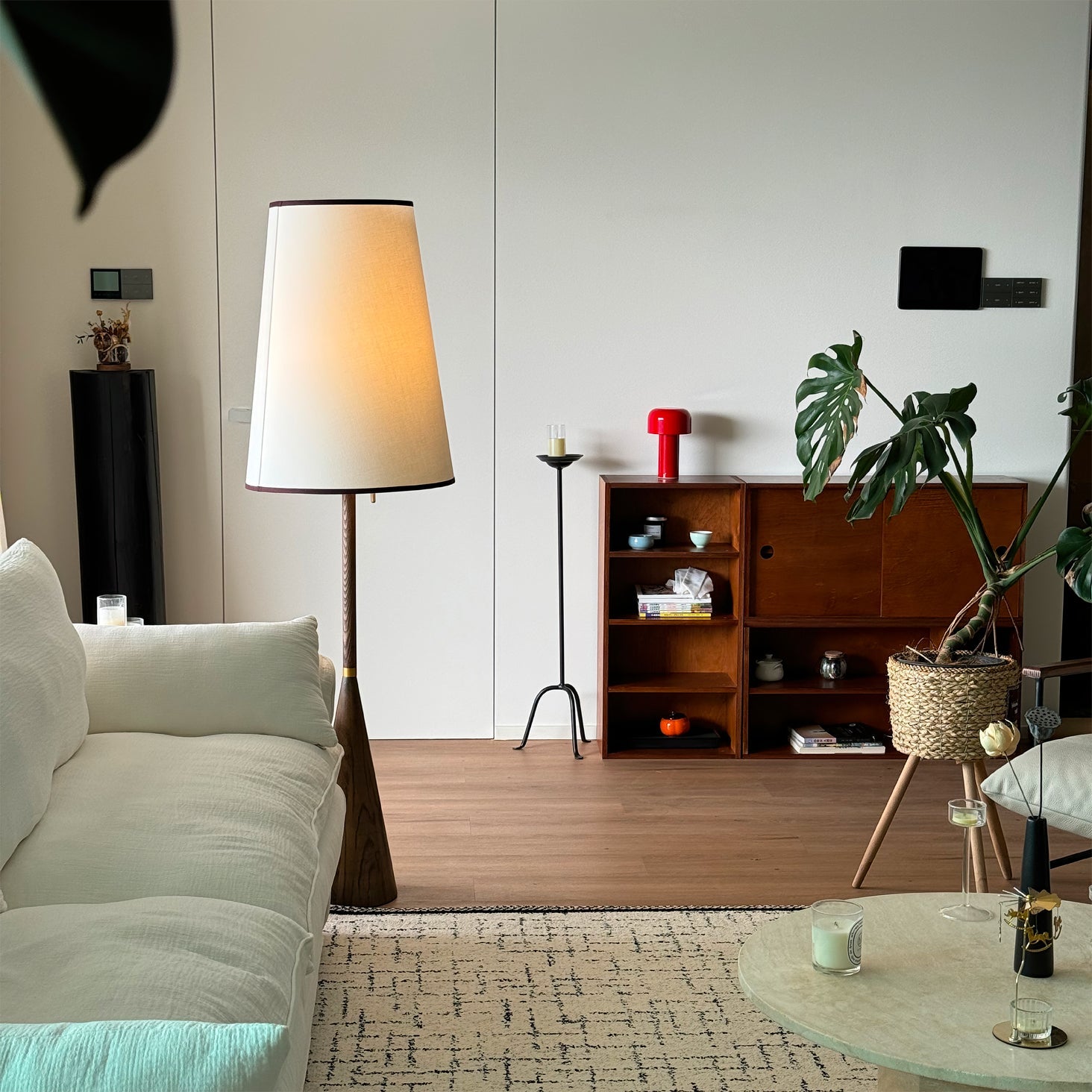 Lámpara de Pie Mezzo con Base de Madera y Pantalla de Tela – Iluminación Interior Elegante 4