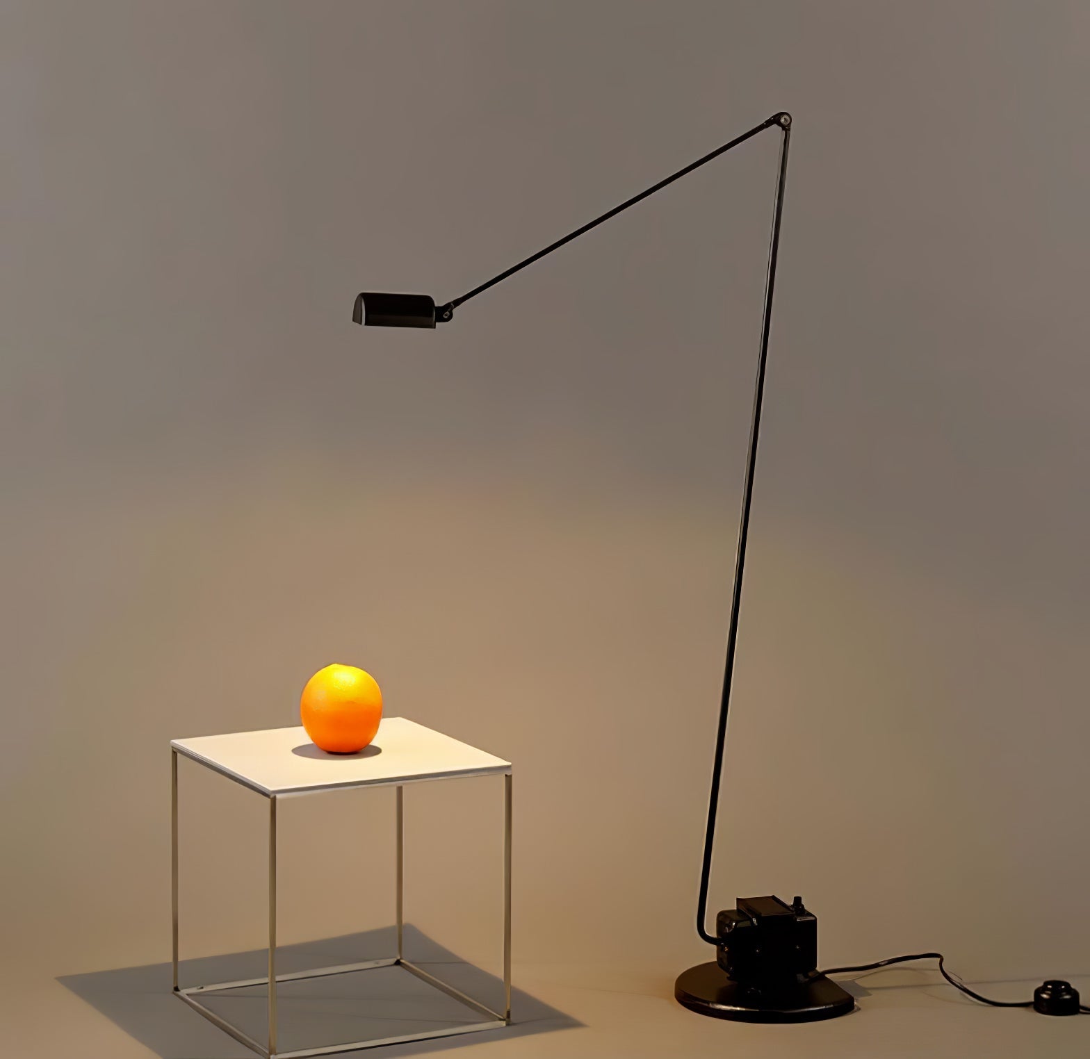 Lámpara de Pie Moderna Negra con Difusor Rotatorio y Brazo Ajustable para Salón - Iluminación LED Eficiente 2