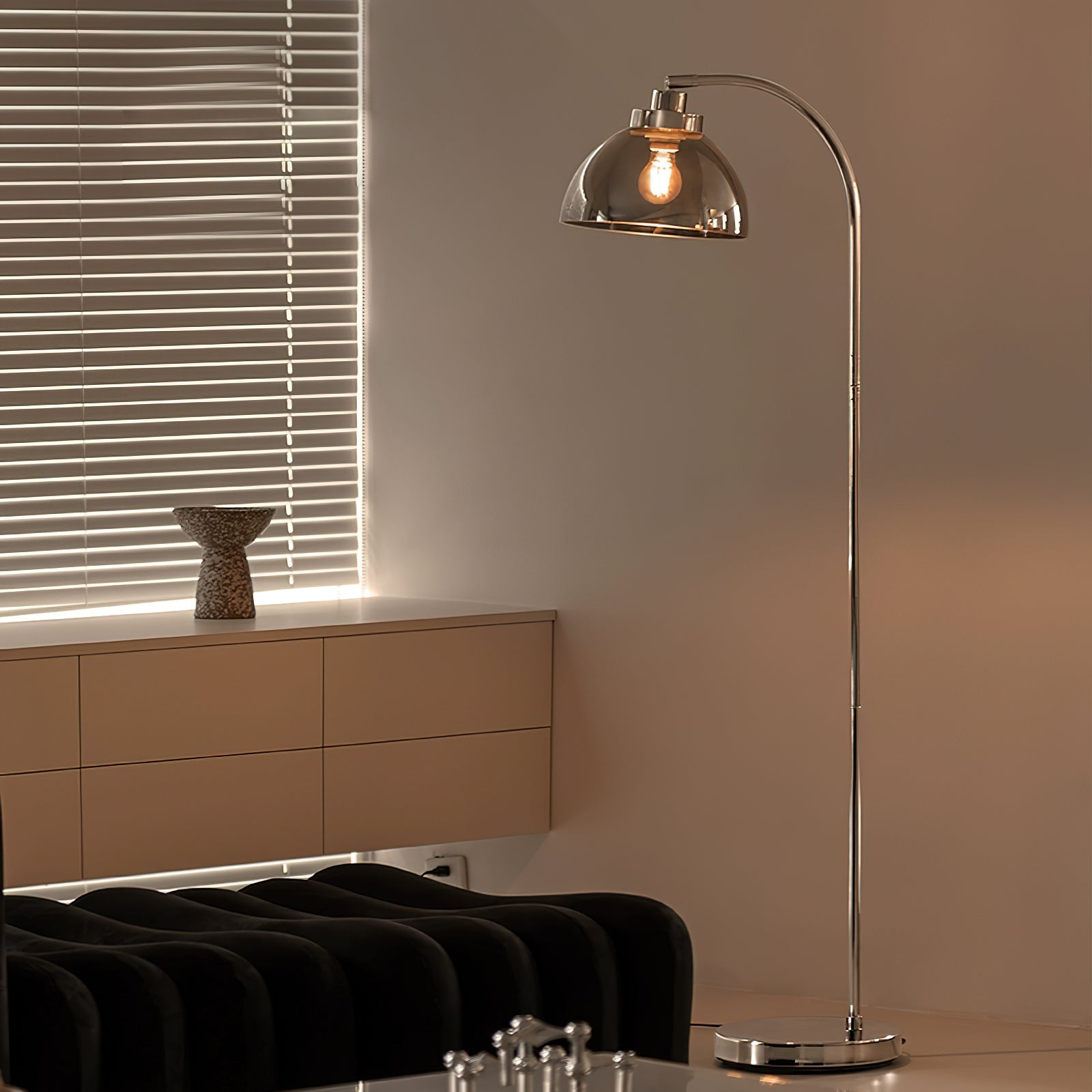 Lámpara de Pie Moderna Negra con Diseño Curvado y Acabado Metálico - Ideal para Salones y Oficinas 2