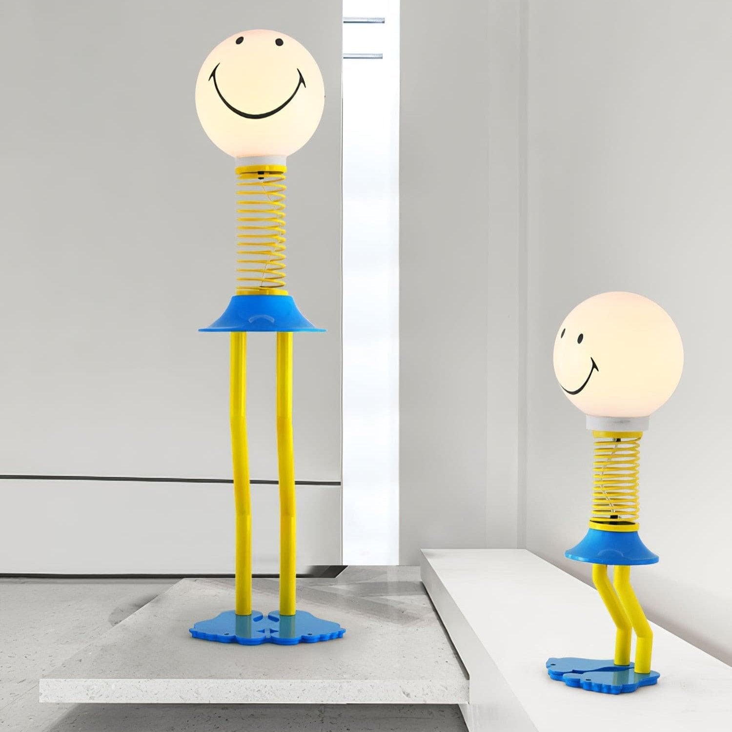 Lámpara de Pie Moderna Smile Spring, Diseño Ecléctico en Blanco y Negro, Tamaños Pequeño y Grande, Iluminación Cálida y Acogedora 1