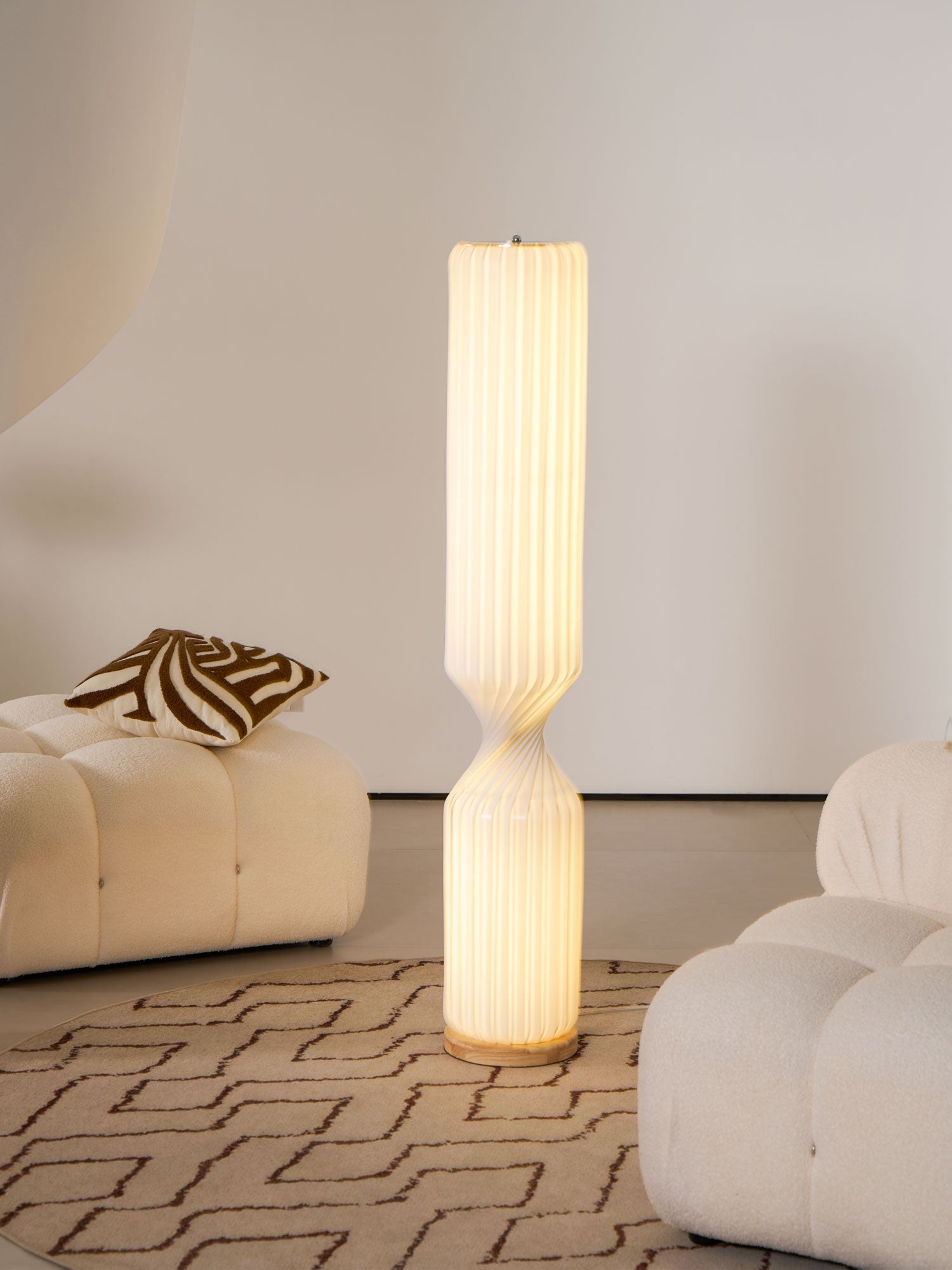 Lámpara de Pie Moderna Twist con Diseño Asimétrico y Luz LED Integrada 7