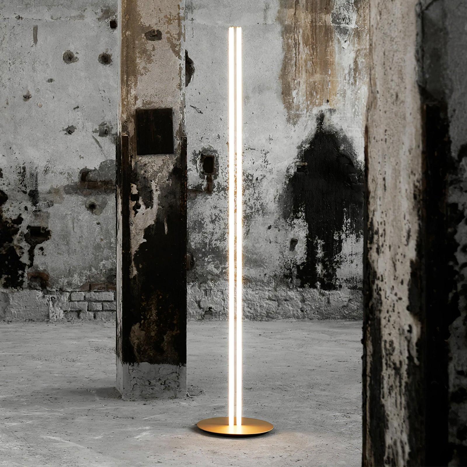 Lámpara de Pie Moderna con Luz LED Integrada y Diseño Geométrico - Acabados en Oro y Negro 2