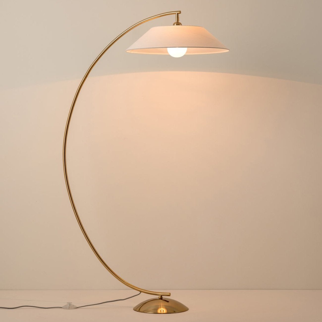 Lámpara de Pie Moderna con Pantalla de Tela y Base de Acero – Ideal para Salones y Dormitorios 0