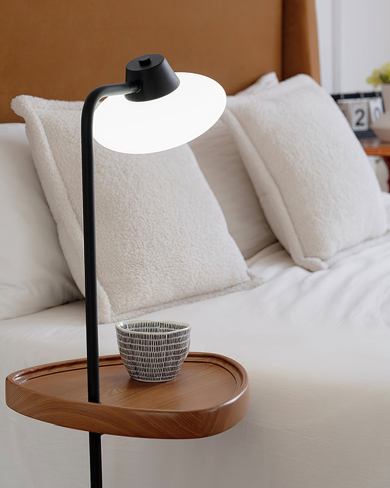 Lámpara de Pie Moderna con Pantalla de Vidrio y Base de Madera - Diseño Compacto y Elegante 8
