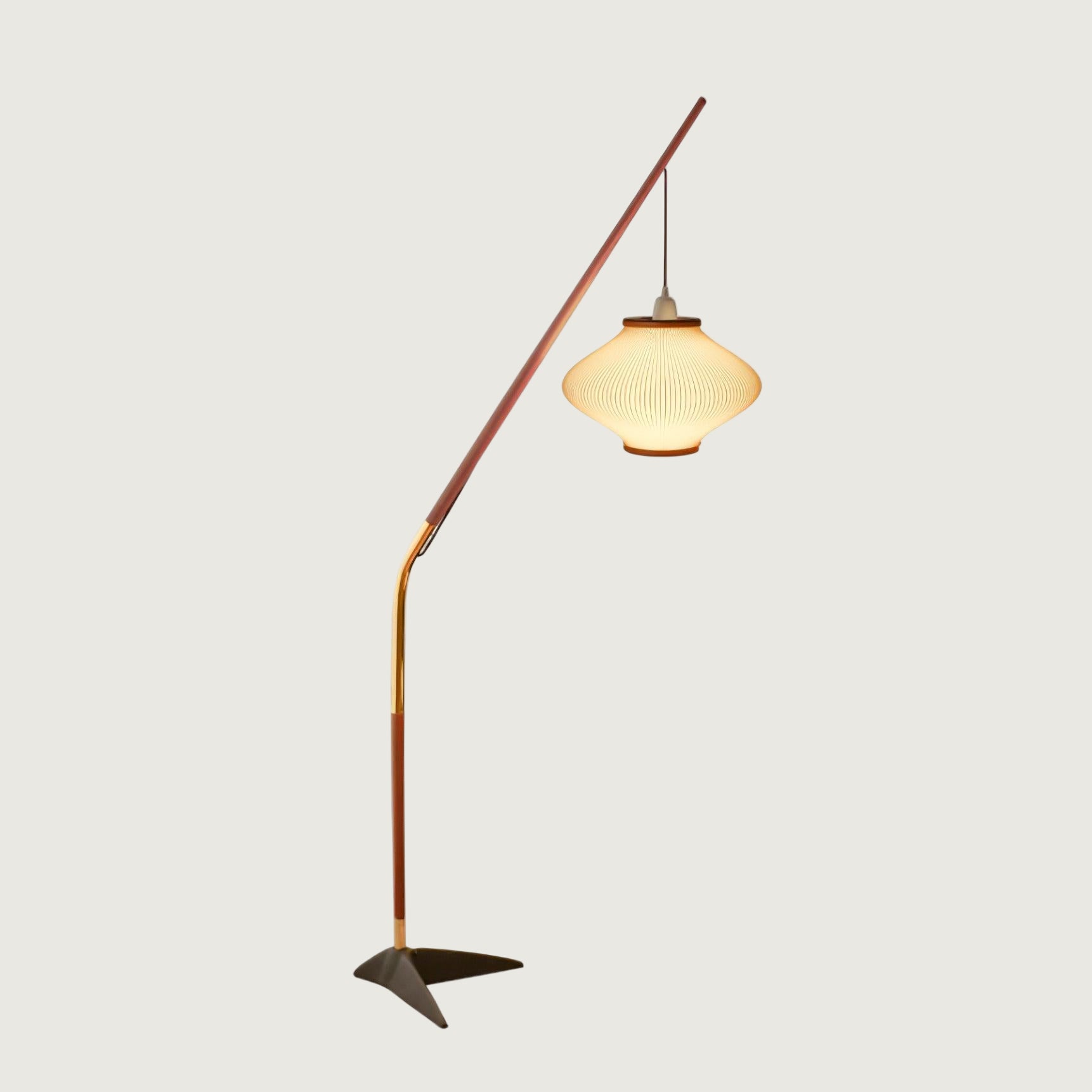 Lámpara de Pie Moderna de Brass y Madera de Fresno con Luz LED – Diseño Elegante para Interiores 0