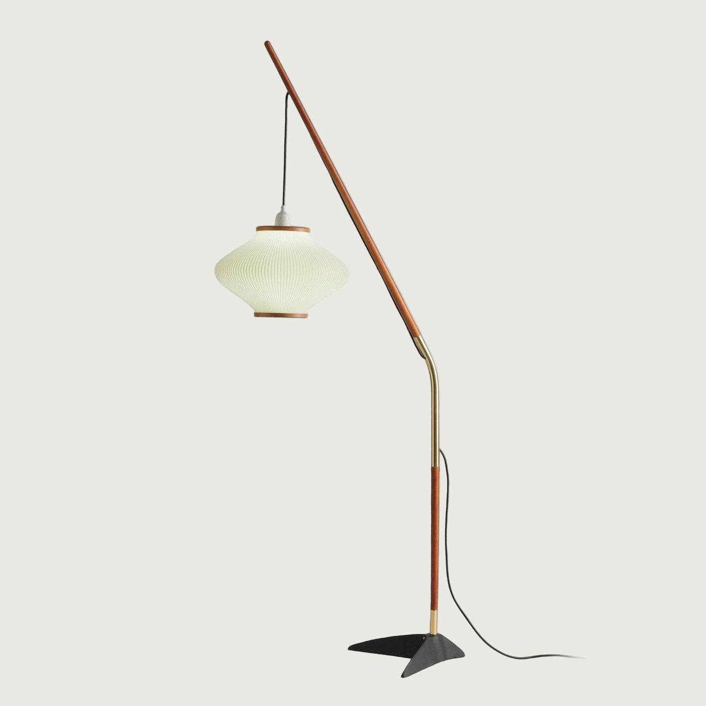 Lámpara de Pie Moderna de Brass y Madera de Fresno con Luz LED – Diseño Elegante para Interiores 1