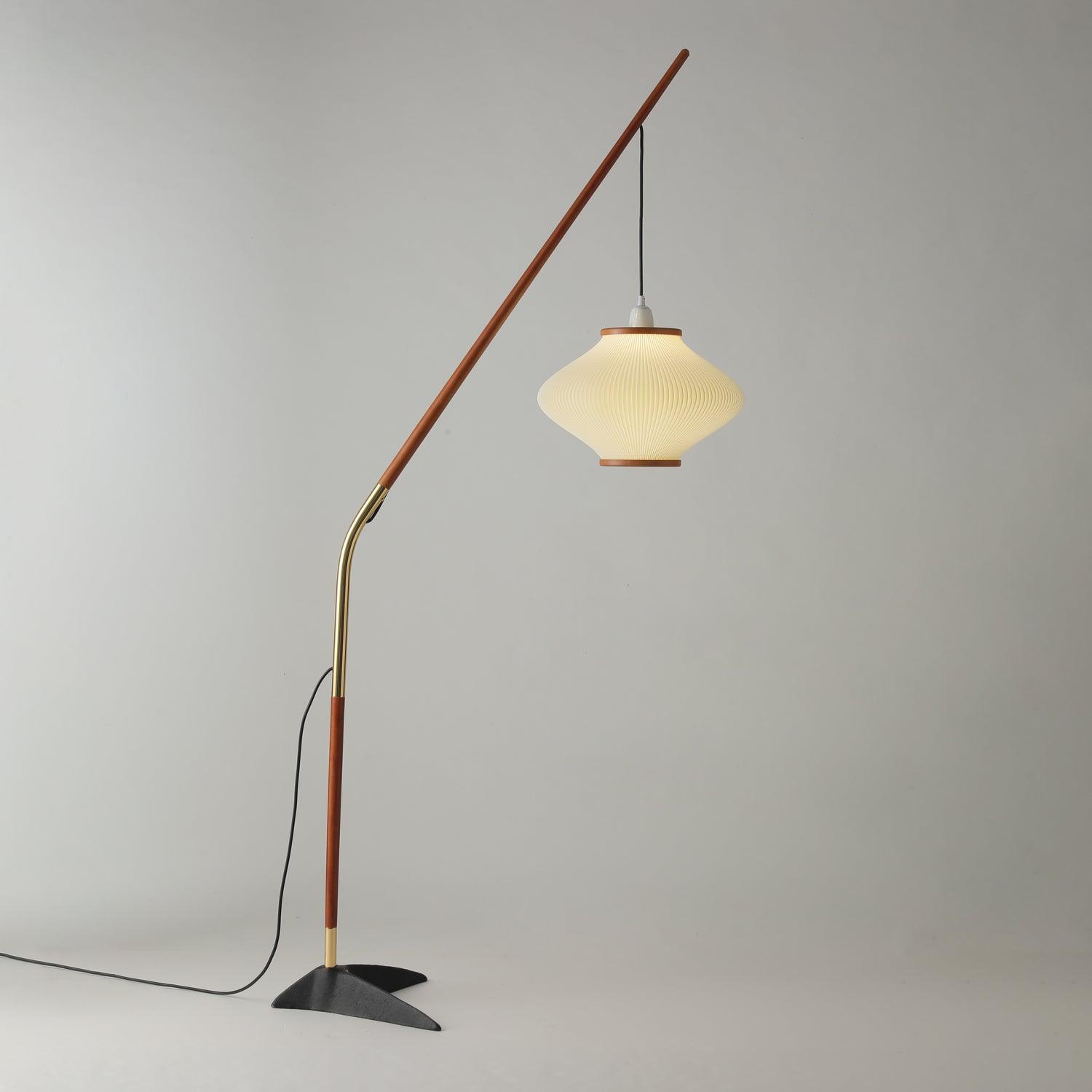 Lámpara de Pie Moderna de Brass y Madera de Fresno con Luz LED – Diseño Elegante para Interiores 5