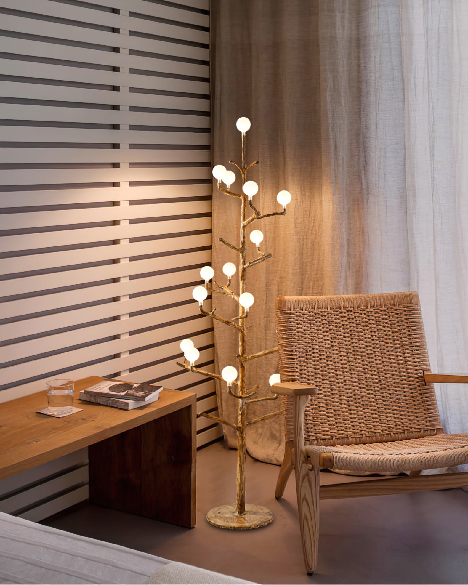 Lámpara de Pie Moderna de Metal y Vidrio en Negro, Diseño Elegante para Salón y Espacios Interiores 6