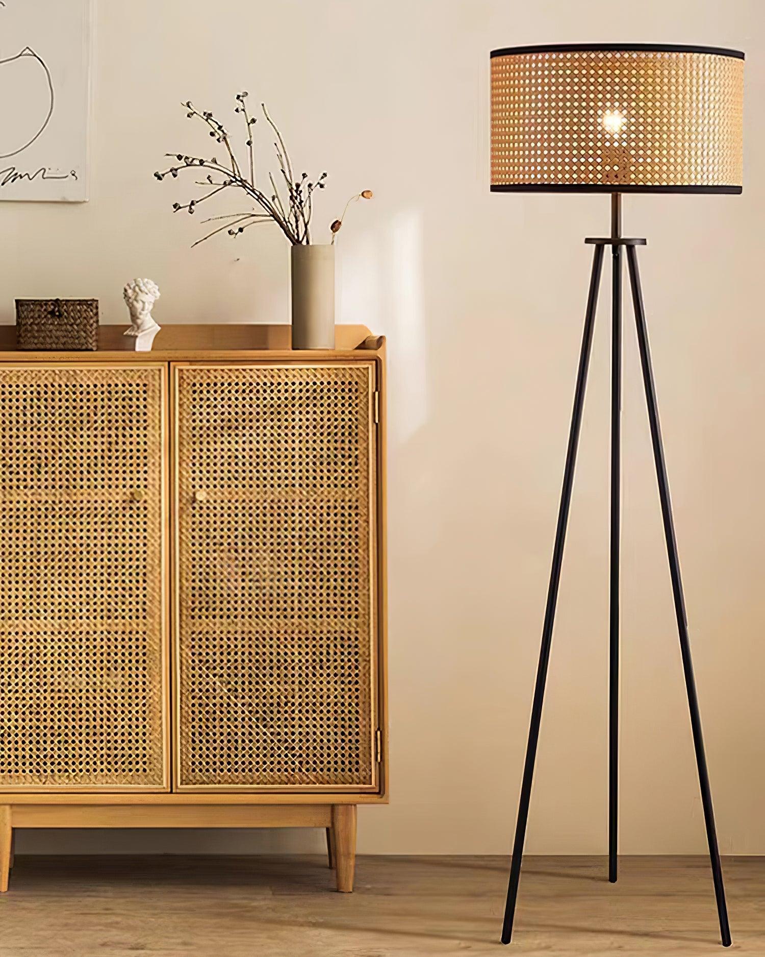 Lámpara de Pie Morenci con Pantalla de Mimbre y Diseño Minimalista – Elegante y Rústica 6