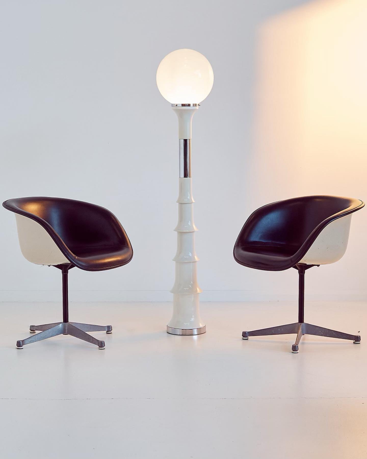 Lámpara de Pie Murano Vintage de Diseño Único con Acabado en Blanco y Cromo 4