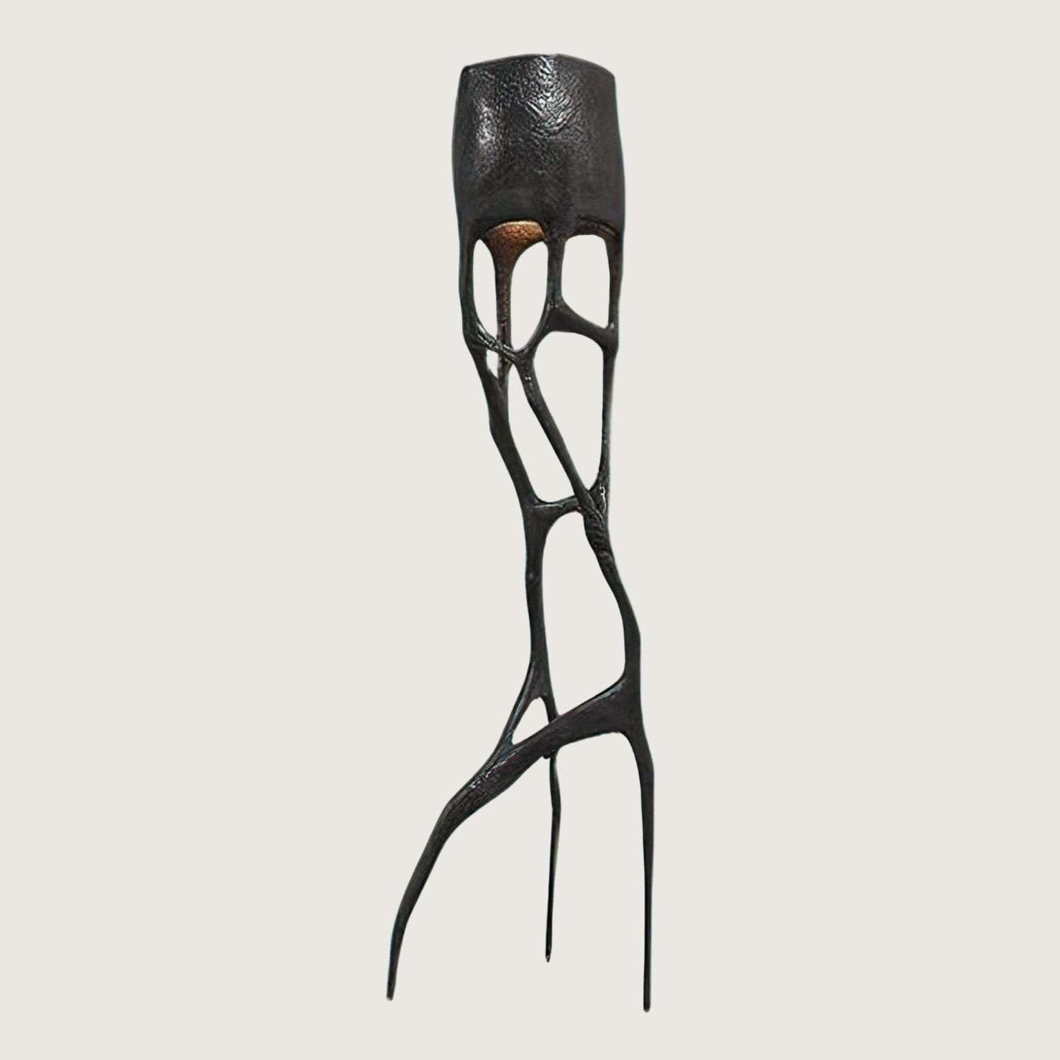 Lámpara de Pie Negra Escultural Moderna con Base de Metal y Plástico Reforzado para Interiores 1