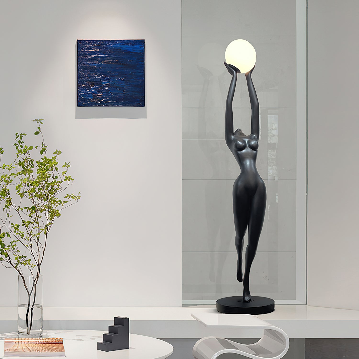 Lámpara de Pie Negra Escultural Moderna de Resina y Vidrio para Salón – Ideal para Iluminación Interior 1