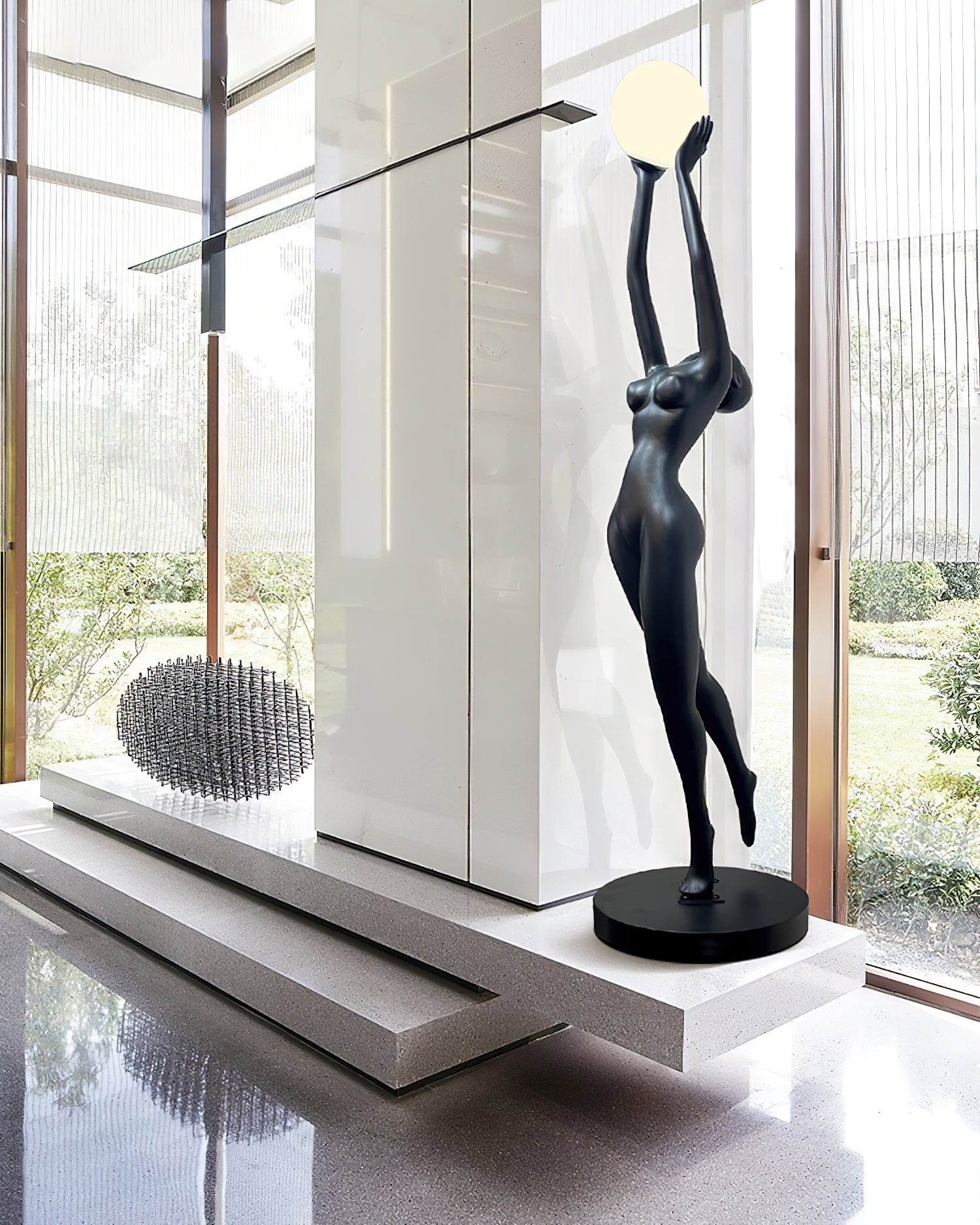 Lámpara de Pie Negra Escultural Moderna de Resina y Vidrio para Salón – Ideal para Iluminación Interior 3