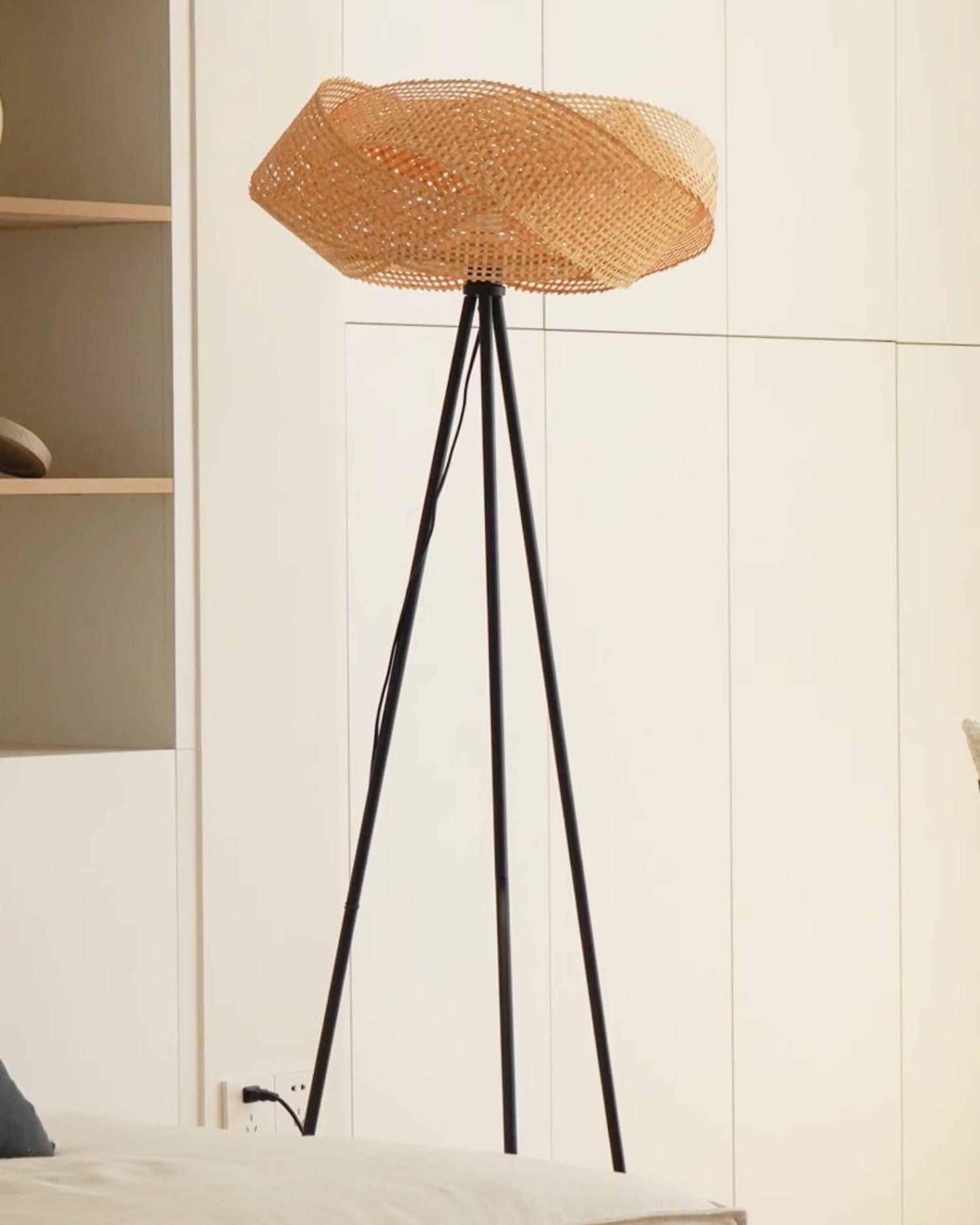 Lámpara de Pie Negra Moderna de Ratan Natural y Metal - Diseño Elegante para Salón y Habitaciones 4