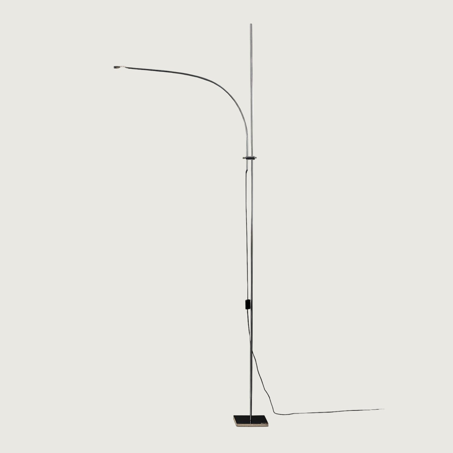 Lámpara de Pie Negra de Metal Elegante con Luz LED Integrada – Diseño Moderno para Salón y Espacios Interiores 1