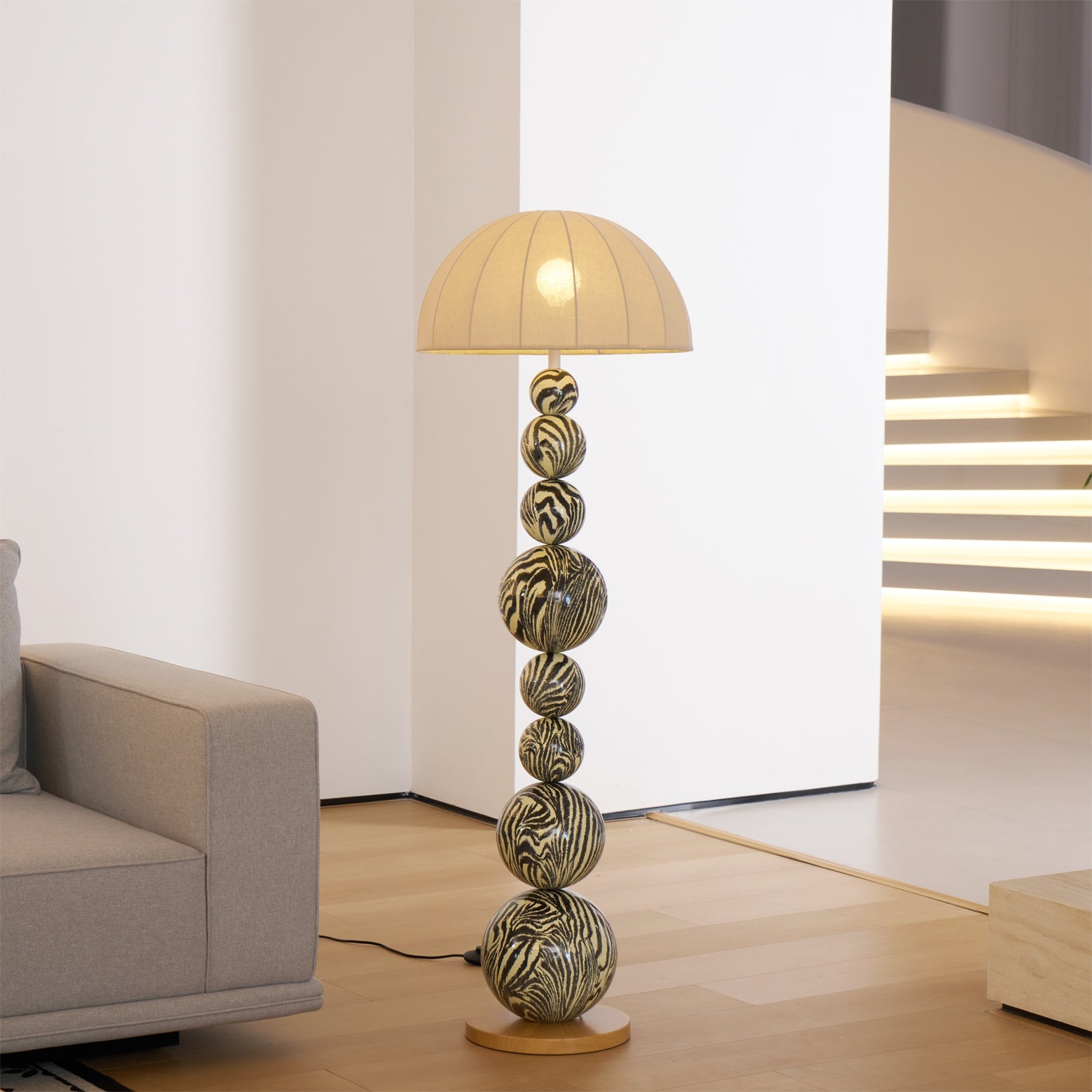 Lámpara de Pie Negra y Madera Moderna para Salón, Estilo Artístico con Pantalla de Tela y Diseño Único 3