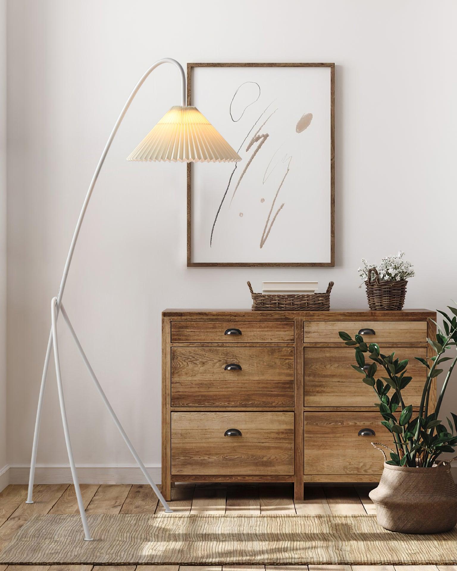 Lámpara de Pie Plisada Tove con Base Tripode – Diseño Elegante y Luz Cálida 3