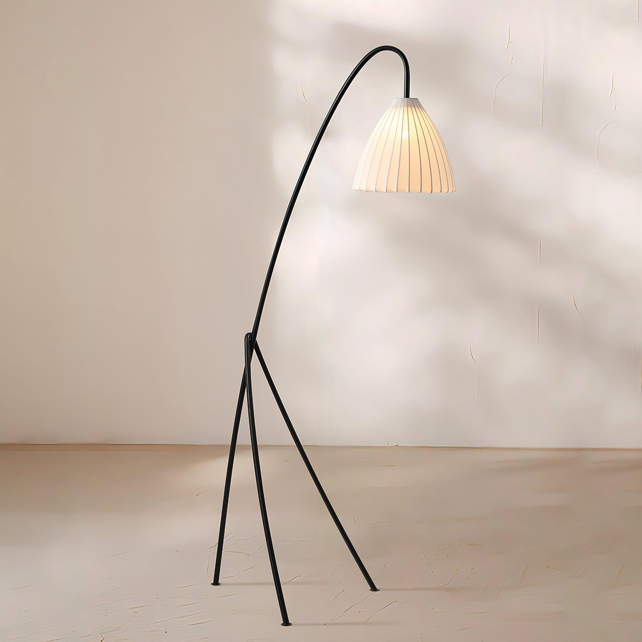 Lámpara de Pie Plisada Tove con Base Tripode – Diseño Elegante y Luz Cálida 7