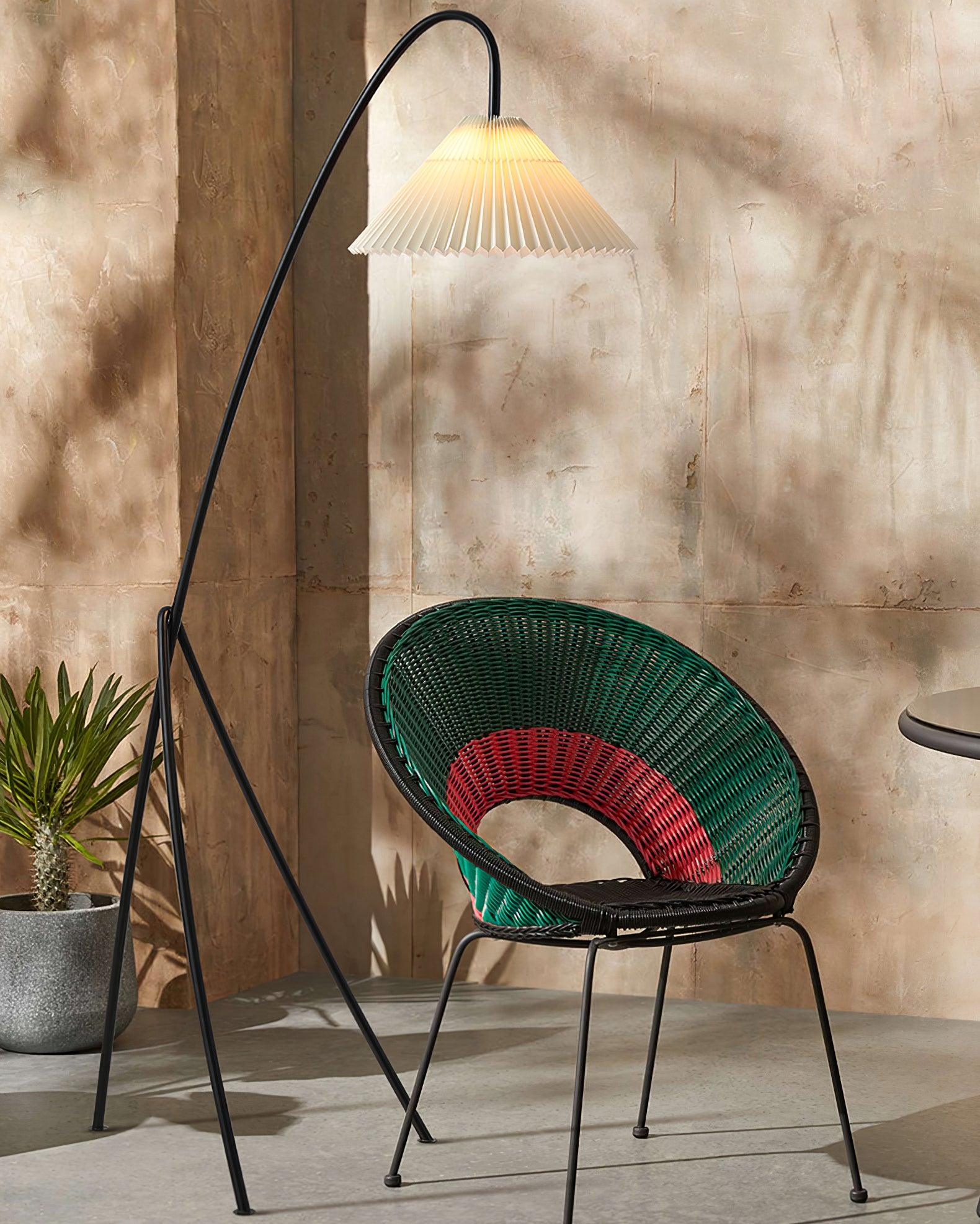Lámpara de Pie Plisada Tove con Base Tripode – Diseño Elegante y Luz Cálida 8