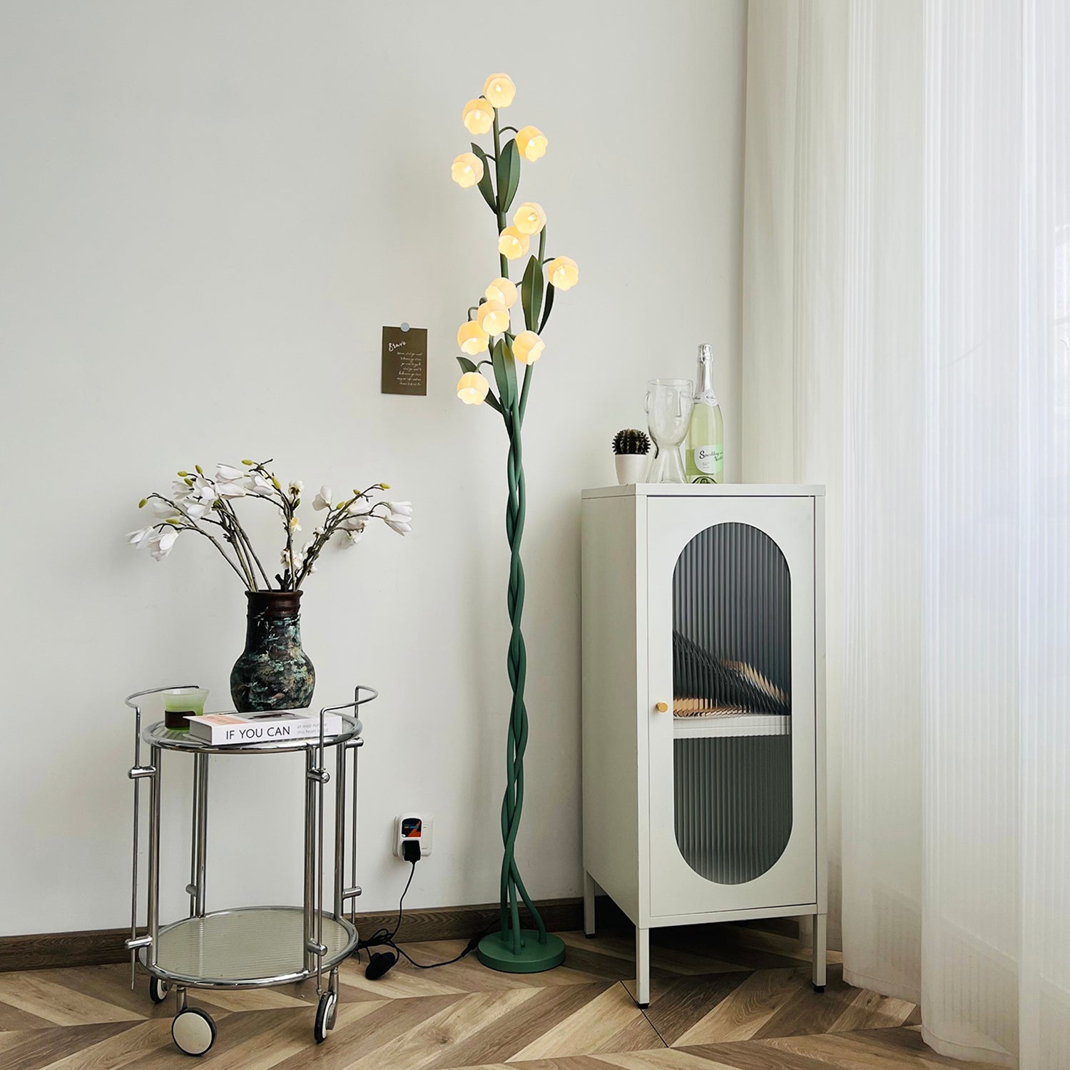 Lámpara de Pie Sara Orchid con Diseño Botánico y Luz Suave – Verde y Blanco 2