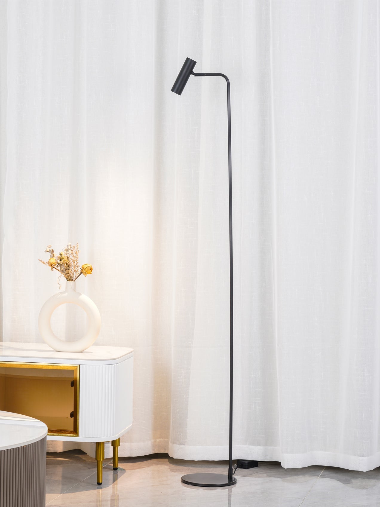 Lámpara de Pie Torris con Cabezal Ajustable y Luz LED de Tres Colores – Acabado en Latón Satinado 7