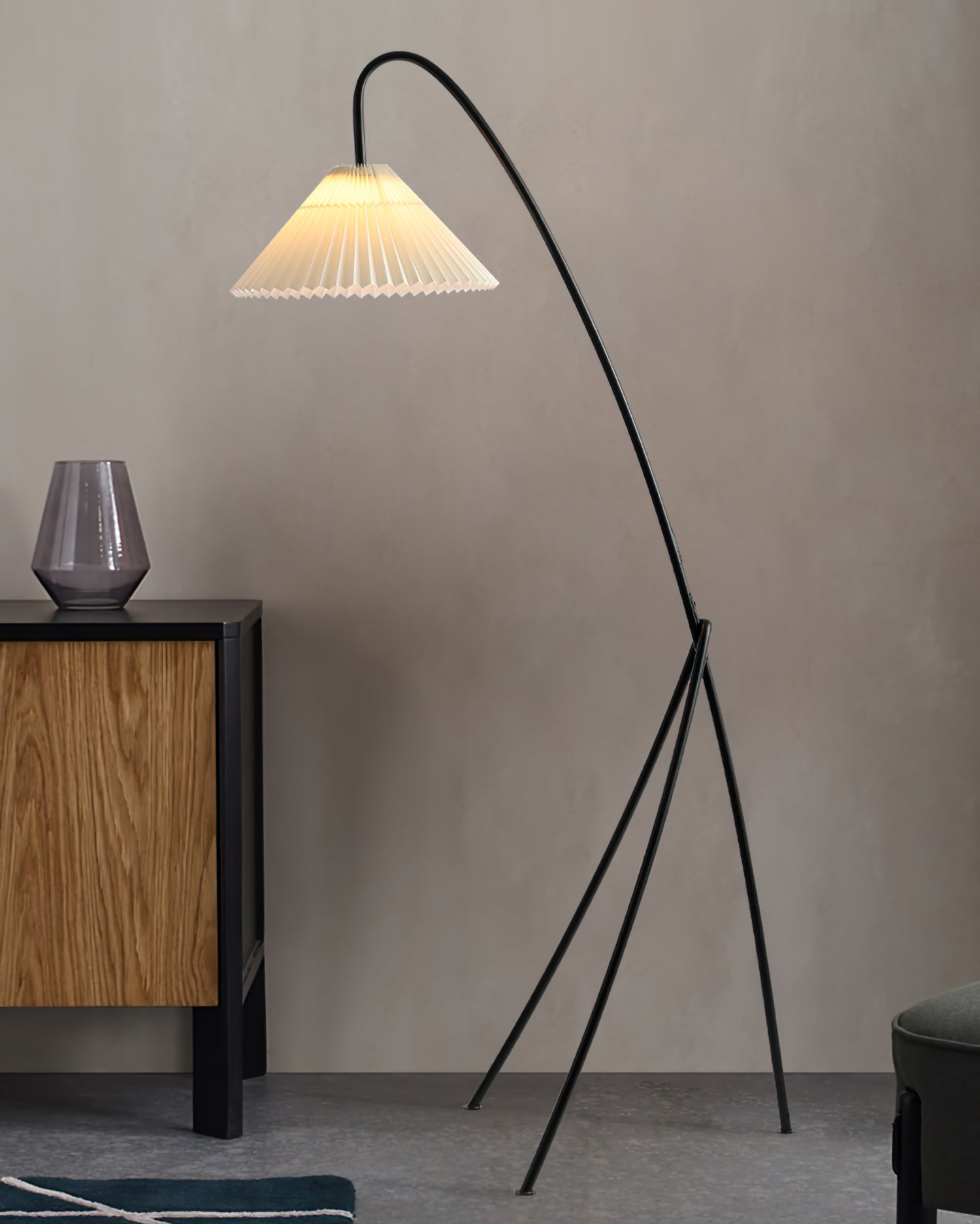 Lámpara de Pie Trípode Moderna Negra con Pantalla de Tela – Ideal para Sala y Dormitorio, Estilo Elegante y Funcional 4